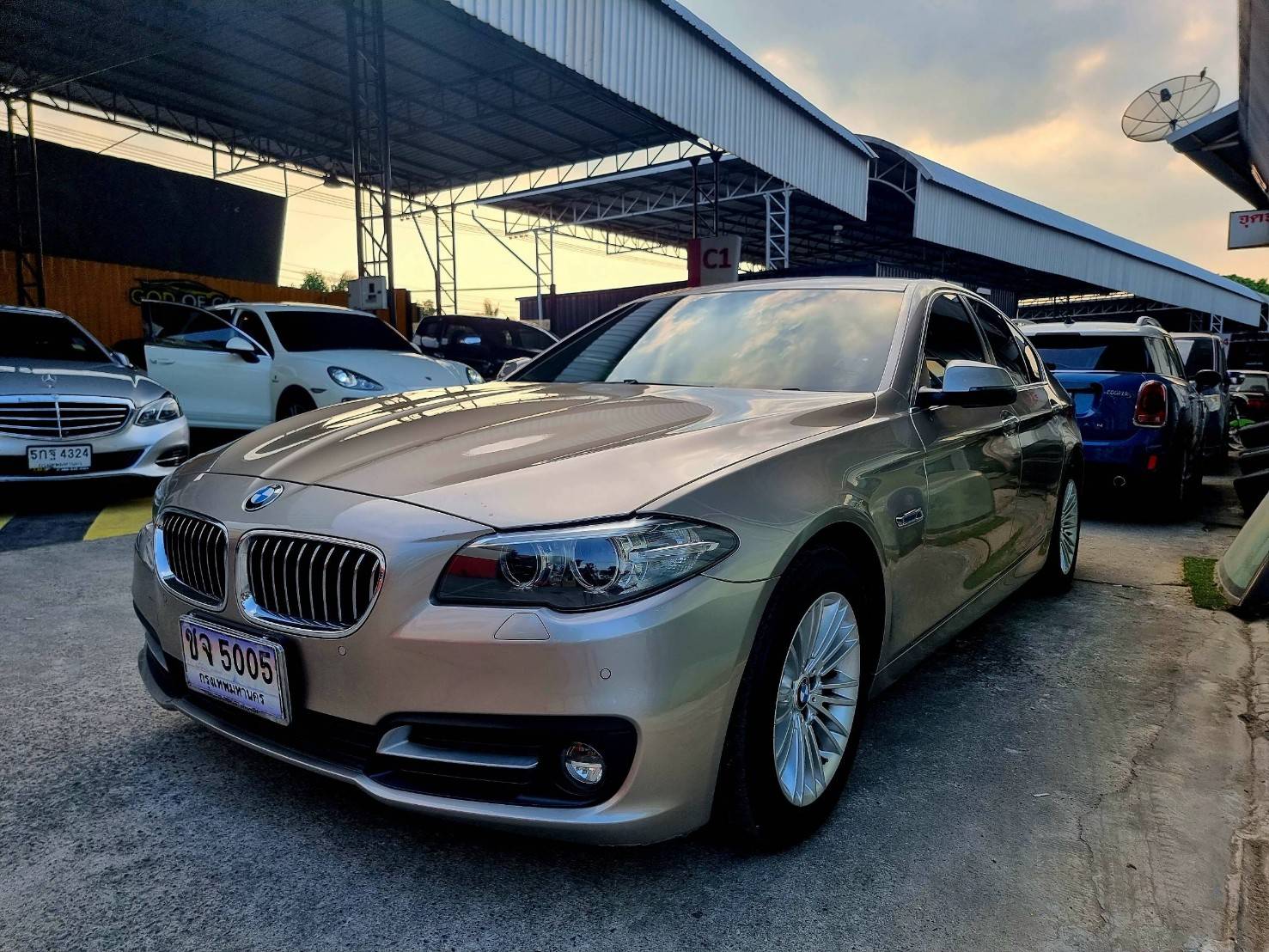 2013 BMW 520D LCI สีทอง