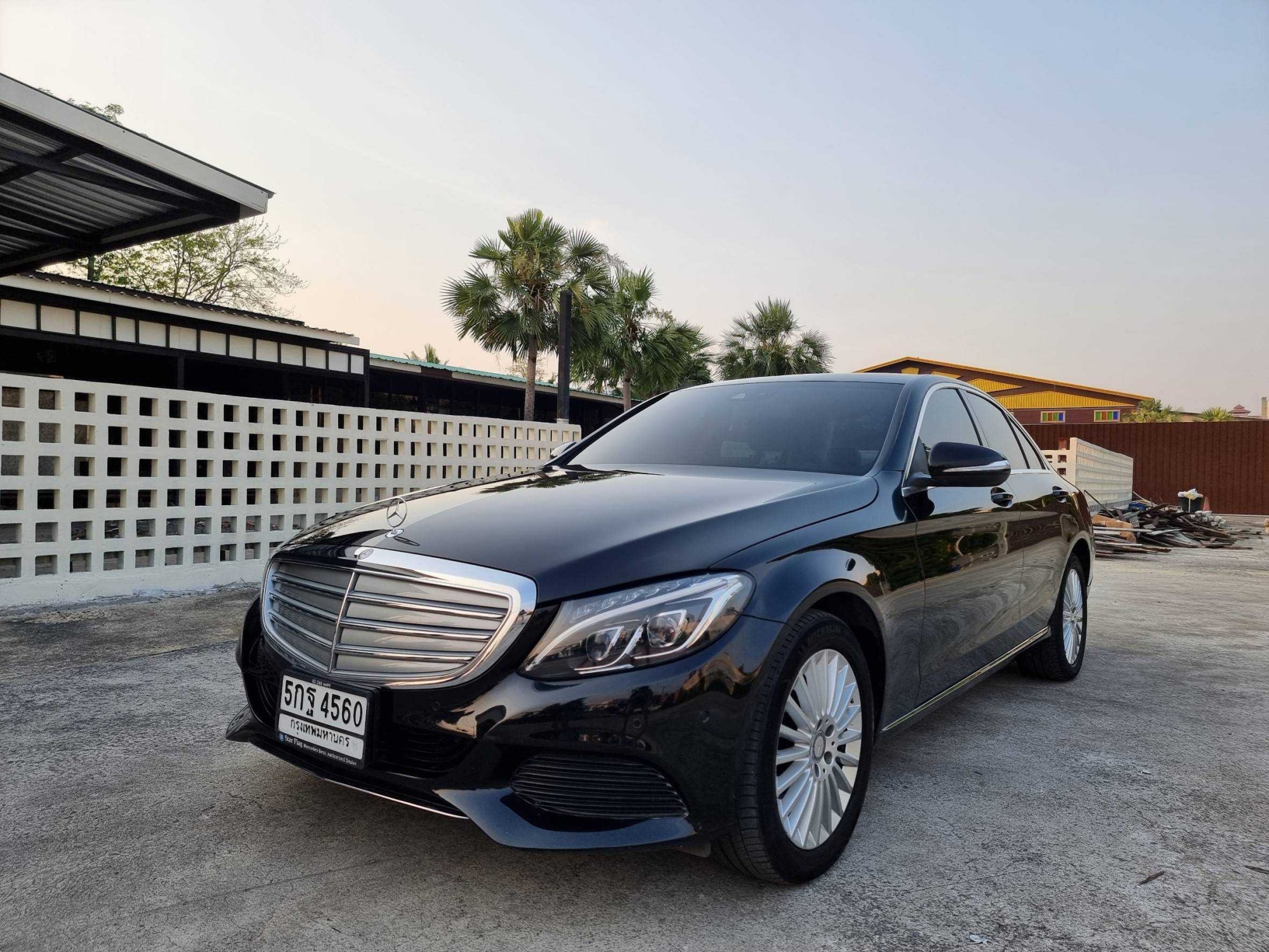 2015 Mercedes-Benz C300 Exclusive Bluetec Hybrid สีดำ (รูปที่ 3)