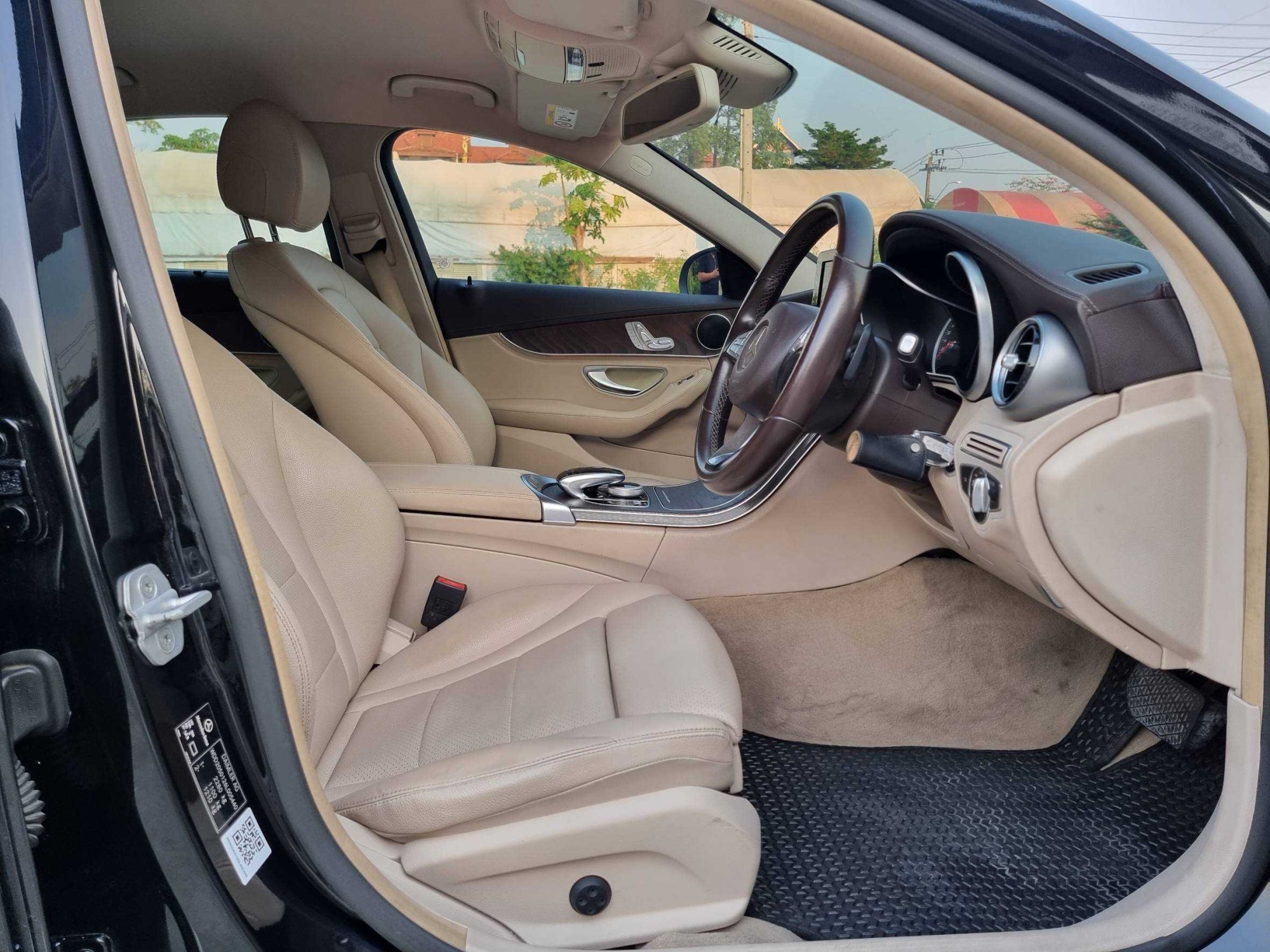 2015 Mercedes-Benz C300 Exclusive Bluetec Hybrid สีดำ (รูปที่ 9)