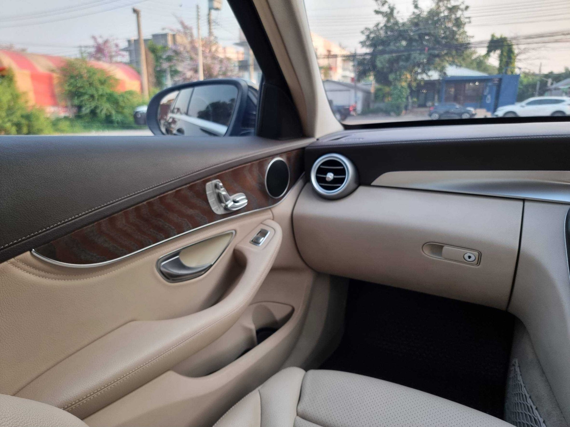 2015 Mercedes-Benz C300 Exclusive Bluetec Hybrid สีดำ (รูปที่ 10)