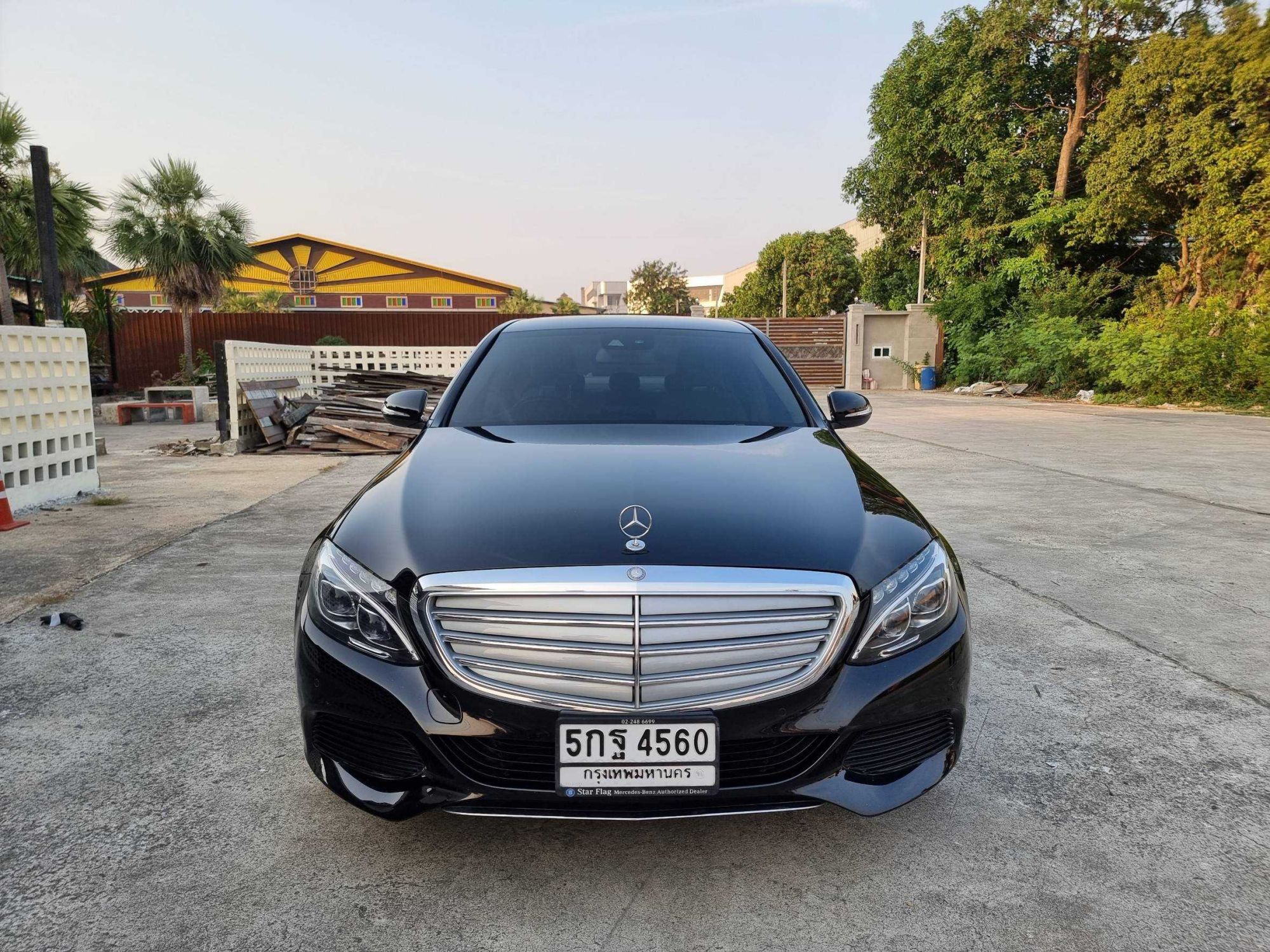 2015 Mercedes-Benz C300 Exclusive Bluetec Hybrid สีดำ (รูปที่ 2)