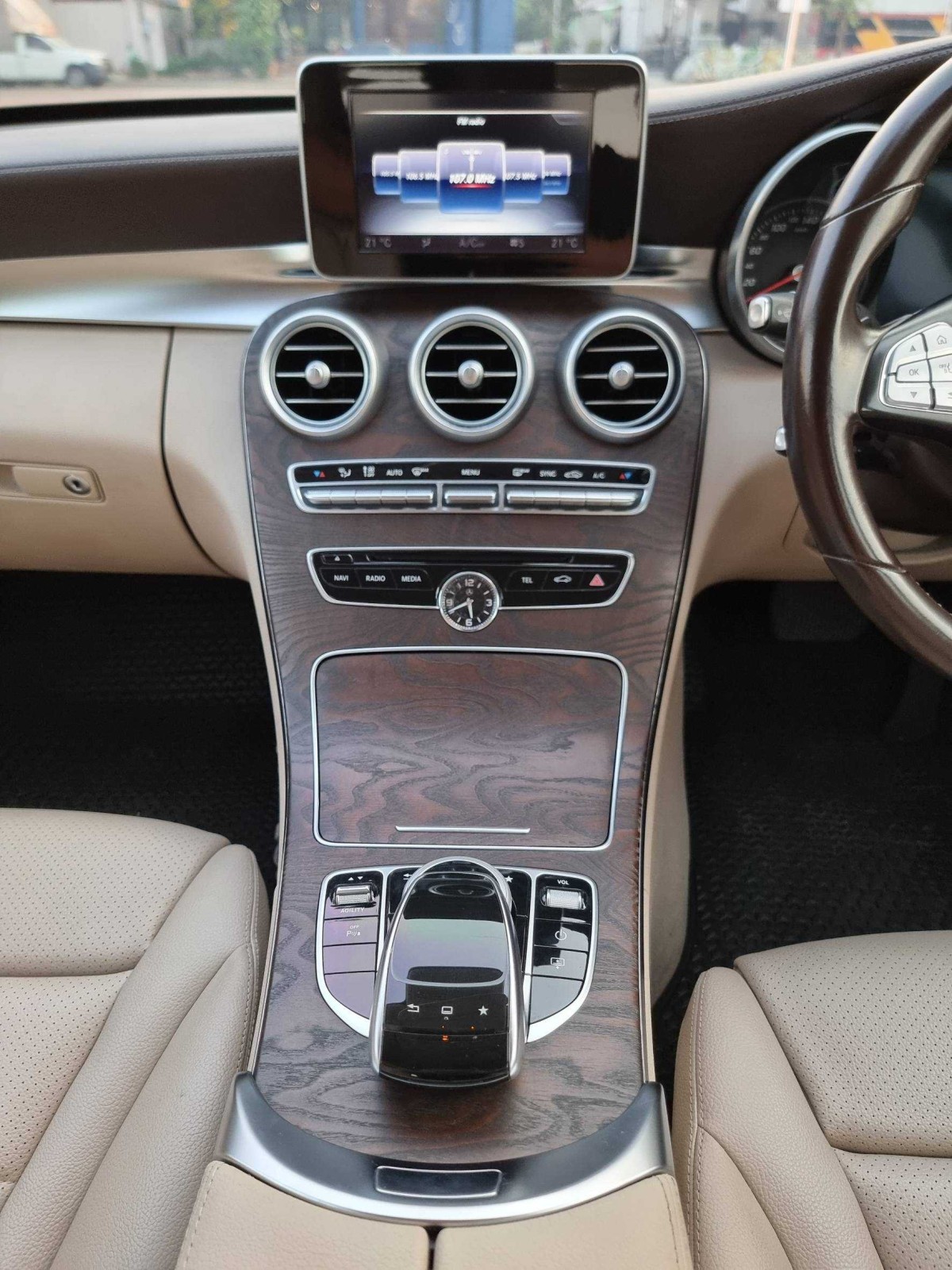 2015 Mercedes-Benz C300 Exclusive Bluetec Hybrid สีดำ (รูปที่ 12)