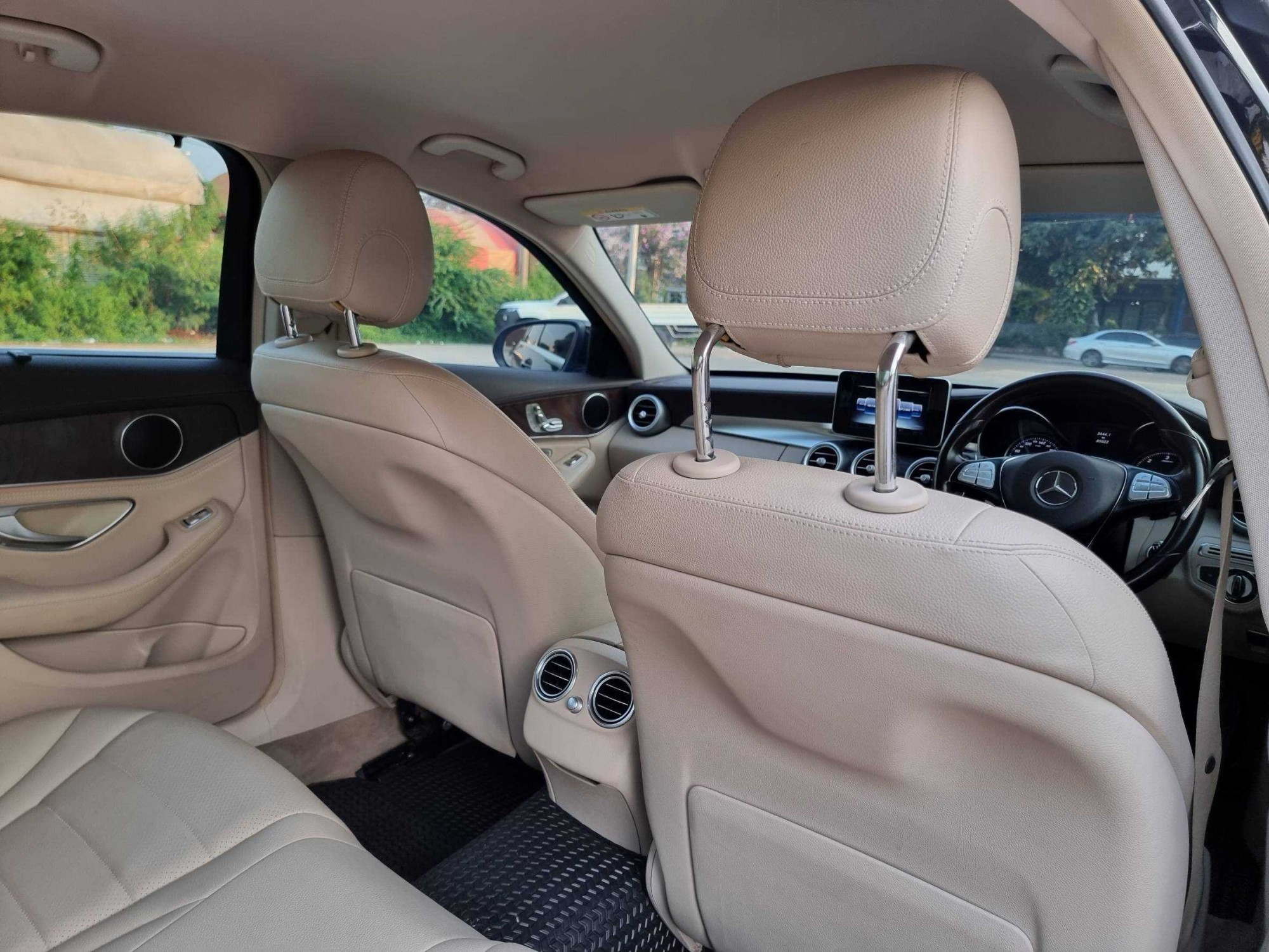 2015 Mercedes-Benz C300 Exclusive Bluetec Hybrid สีดำ (รูปที่ 14)