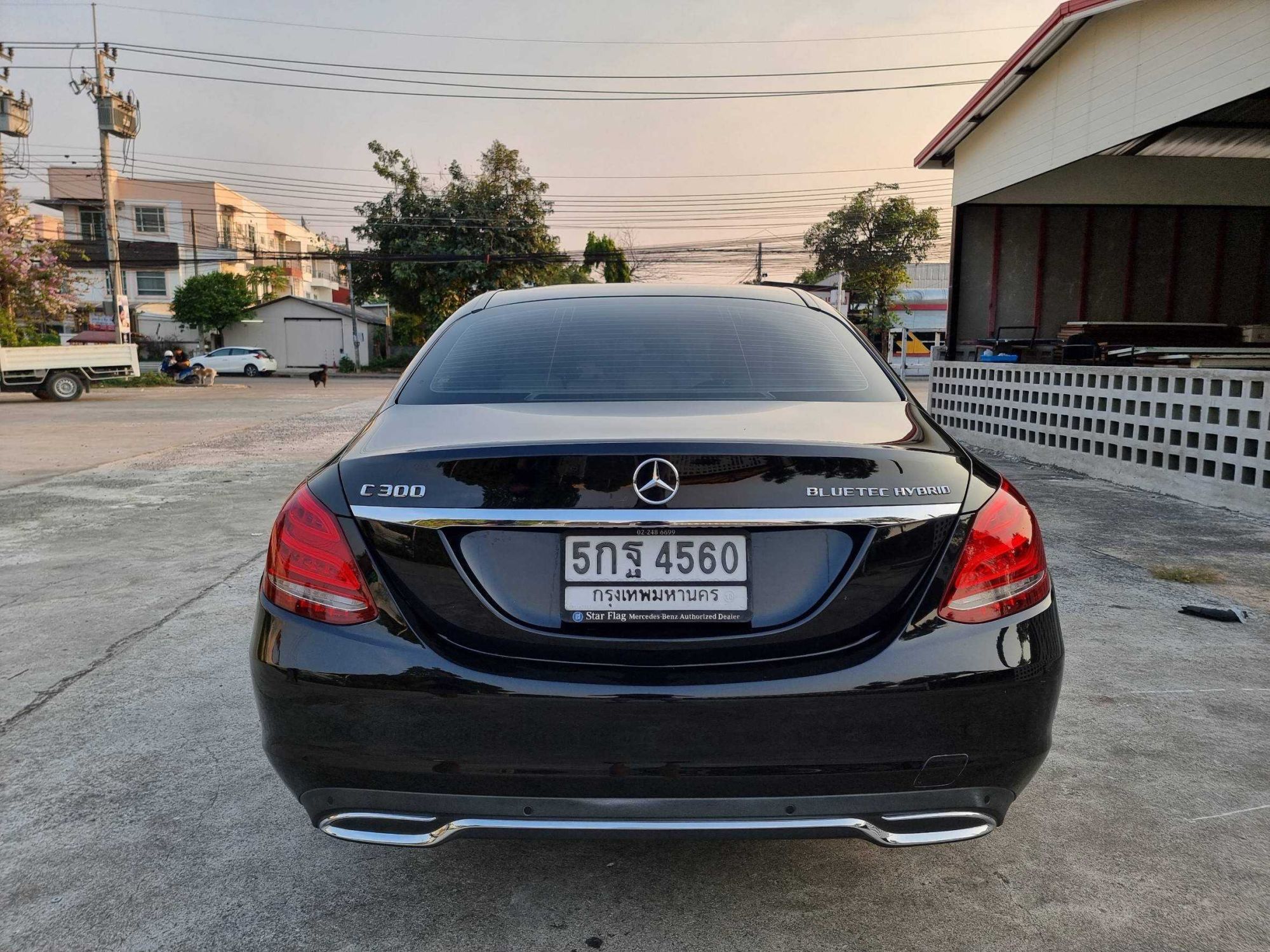 2015 Mercedes-Benz C300 Exclusive Bluetec Hybrid สีดำ (รูปที่ 6)