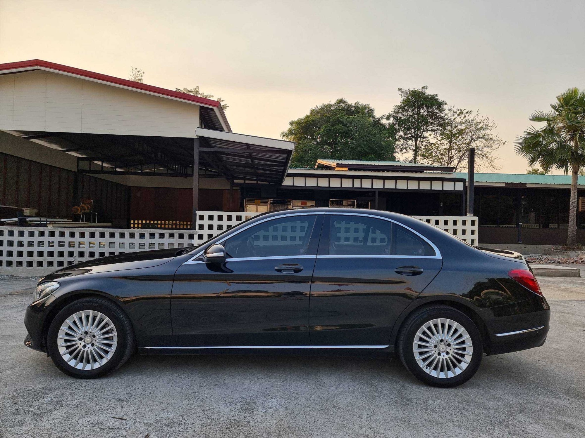 2015 Mercedes-Benz C300 Exclusive Bluetec Hybrid สีดำ (รูปที่ 4)