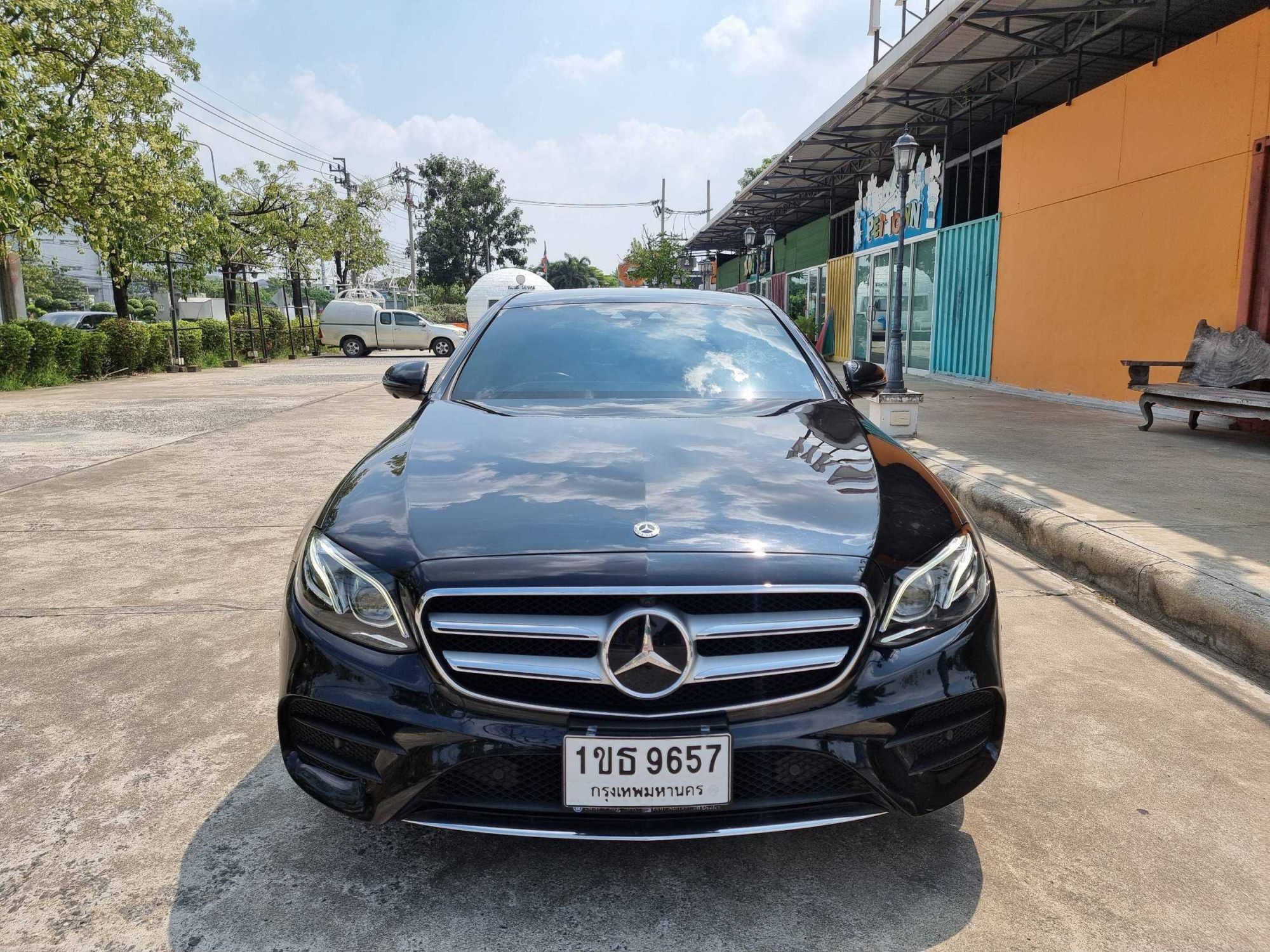 2018 Mercedes-Benz E350e AMG Dynamic W213 สีดำ (รูปที่ 2)