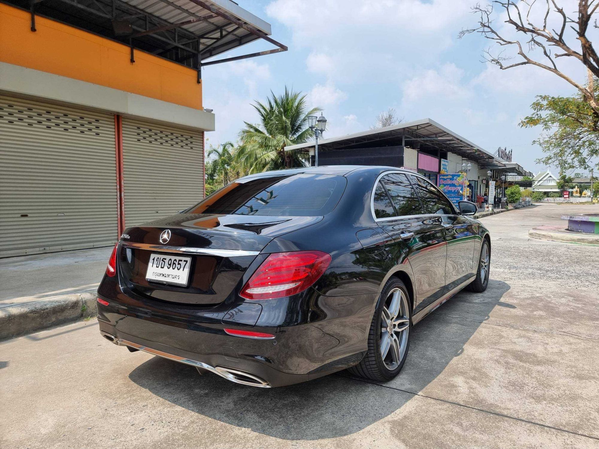 2018 Mercedes-Benz E350e AMG Dynamic W213 สีดำ (รูปที่ 4)