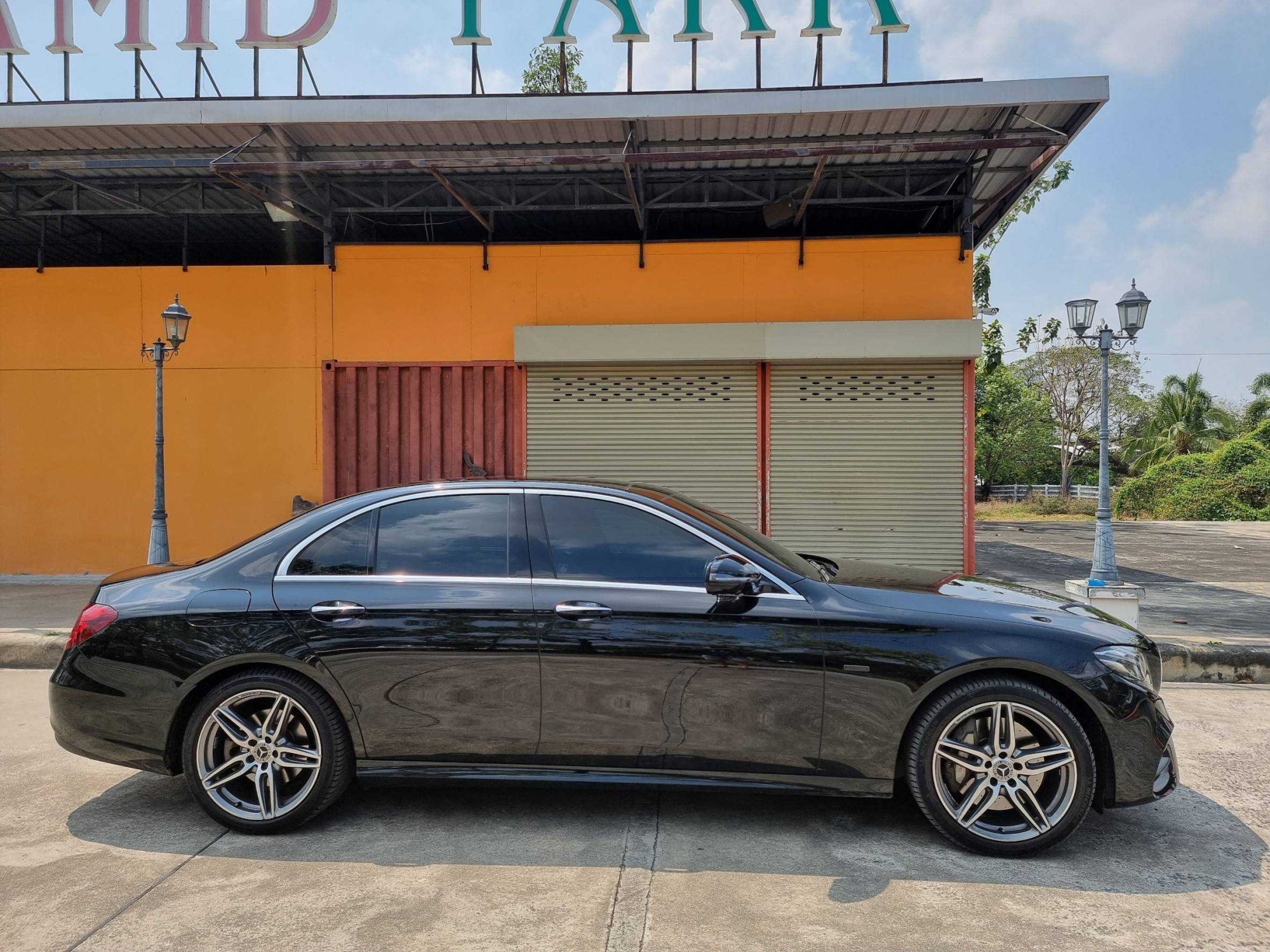 2018 Mercedes-Benz E350e AMG Dynamic W213 สีดำ (รูปที่ 3)
