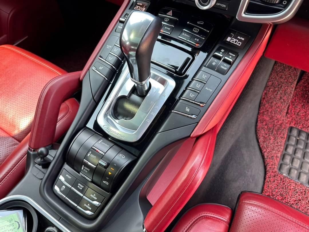 2015 Porsche Cayenne S E-Hybrid สีดำ (รูปที่ 16)