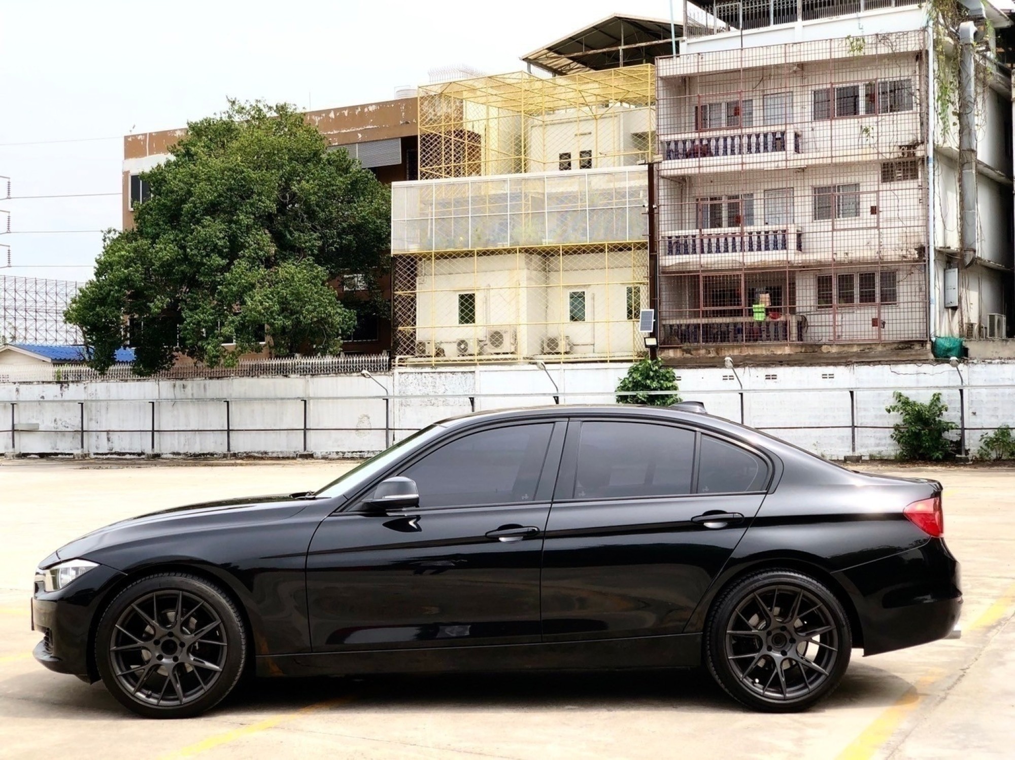 2013 BMW F30 320i Luxury Twin Power Turbo สีดำ (รูปที่ 3)
