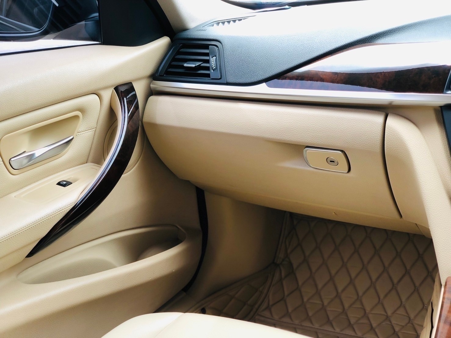 2013 BMW F30 320i Luxury Twin Power Turbo สีดำ (รูปที่ 11)