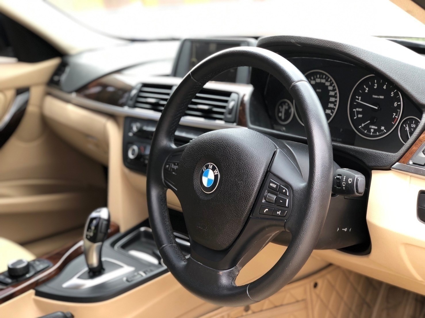 2013 BMW F30 320i Luxury Twin Power Turbo สีดำ (รูปที่ 7)