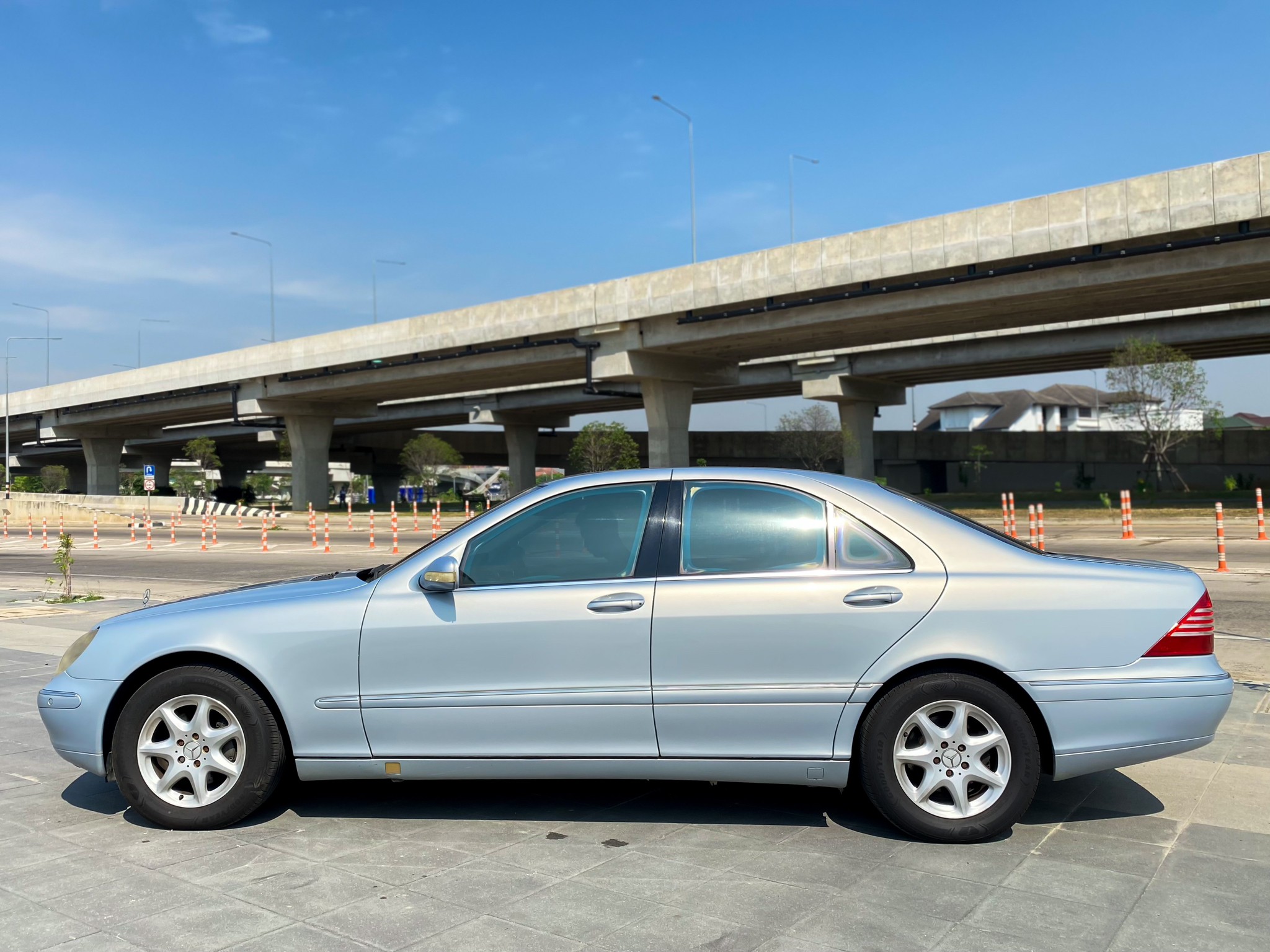 2002 Mercedes-Benz S-Class W220 S280 สีฟ้า (รูปที่ 6)