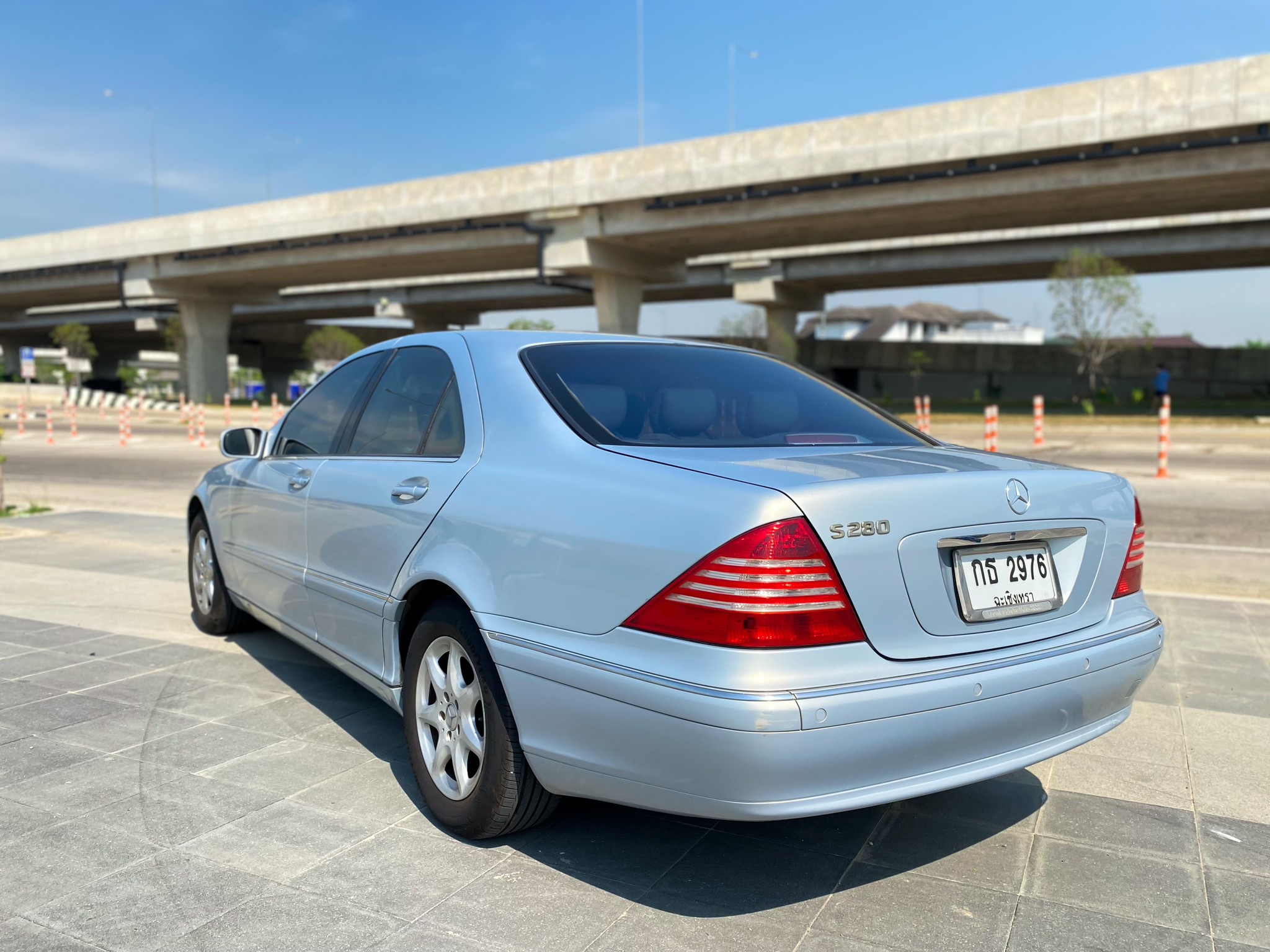 2002 Mercedes-Benz S-Class W220 S280 สีฟ้า (รูปที่ 3)