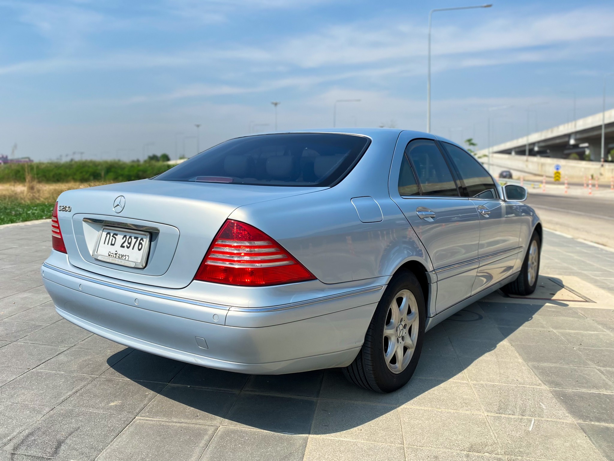 2002 Mercedes-Benz S-Class W220 S280 สีฟ้า (รูปที่ 4)