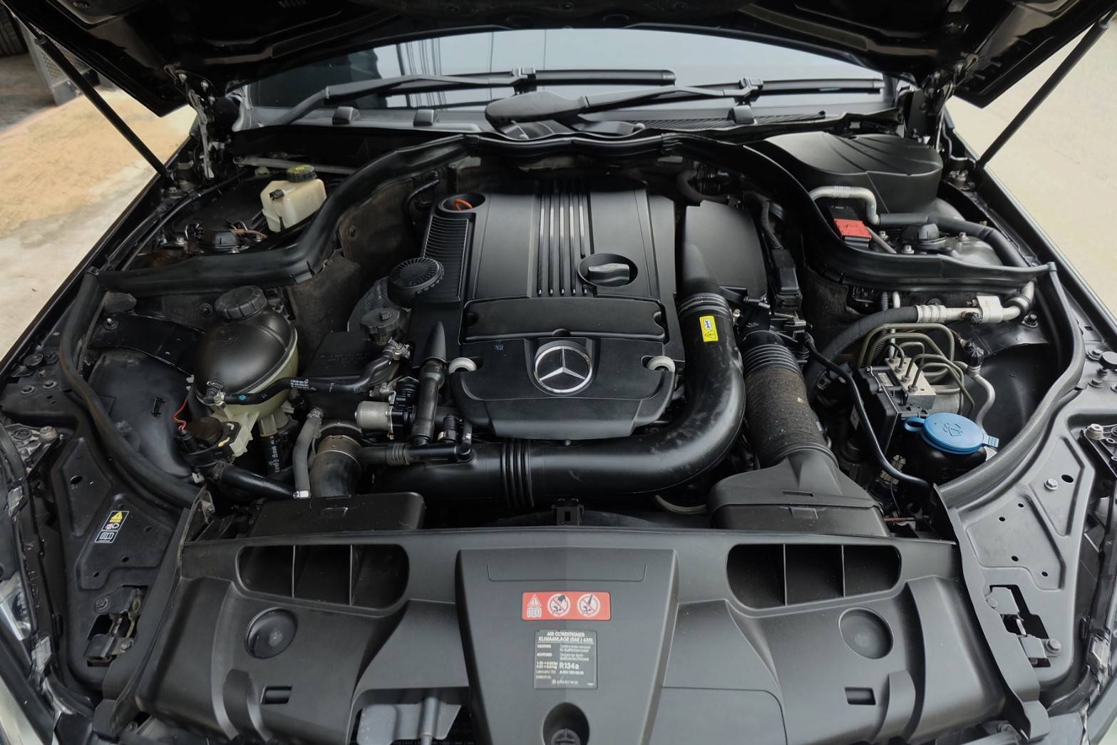2010 Mercedes-Benz E-Class C207 E250 สีดำ (รูปที่ 21)