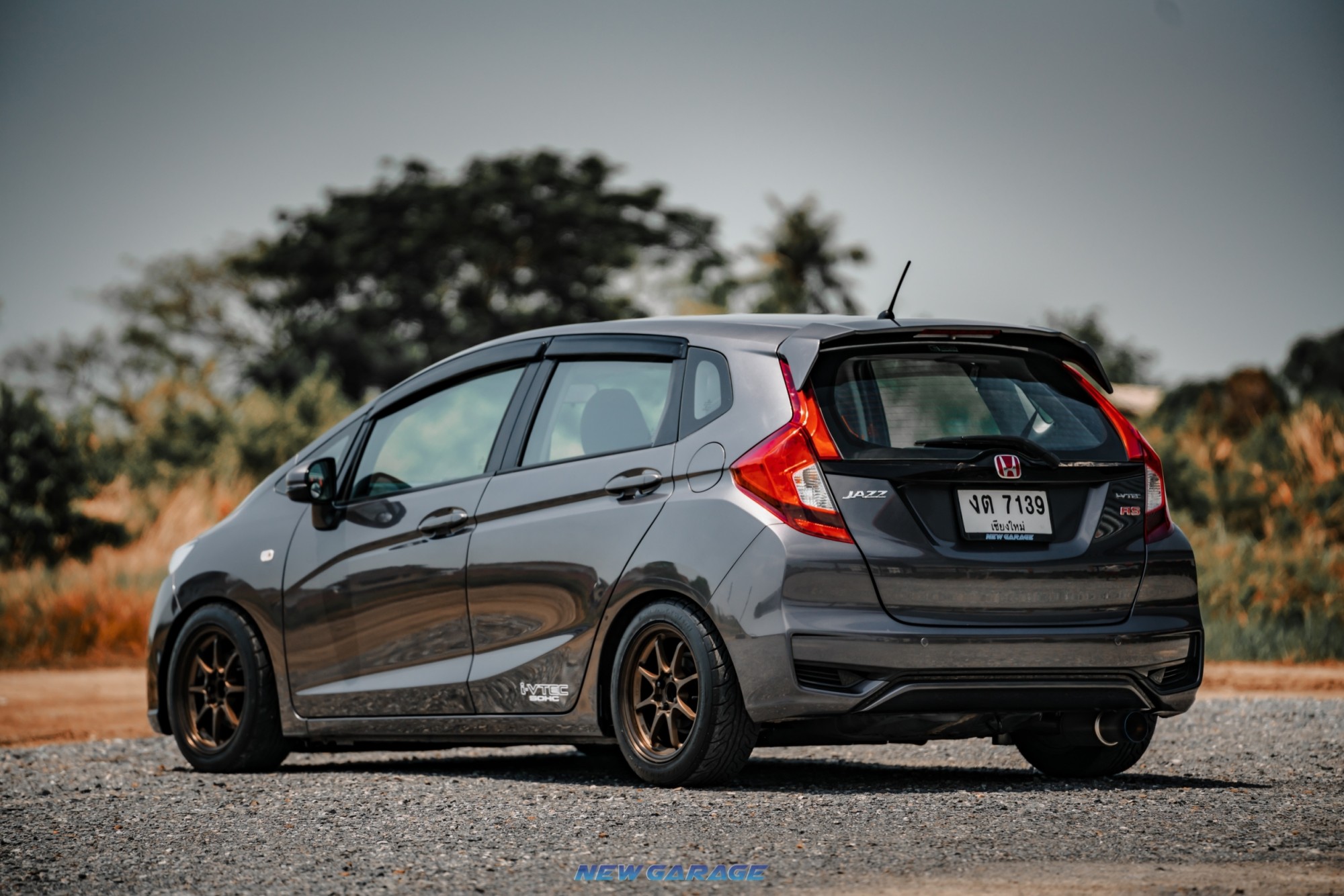 2018 Honda Jazz GK สีเทา (รูปที่ 10)
