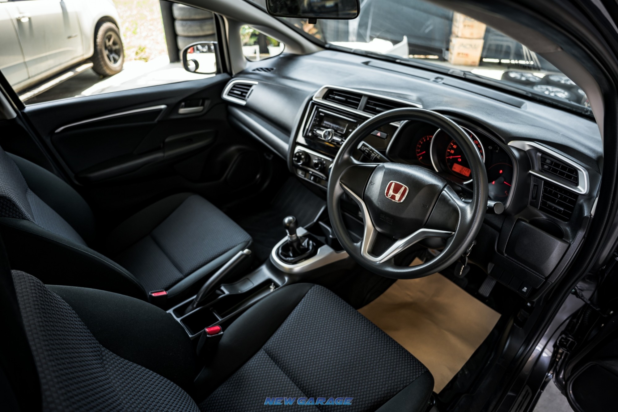 2018 Honda Jazz GK สีเทา (รูปที่ 16)