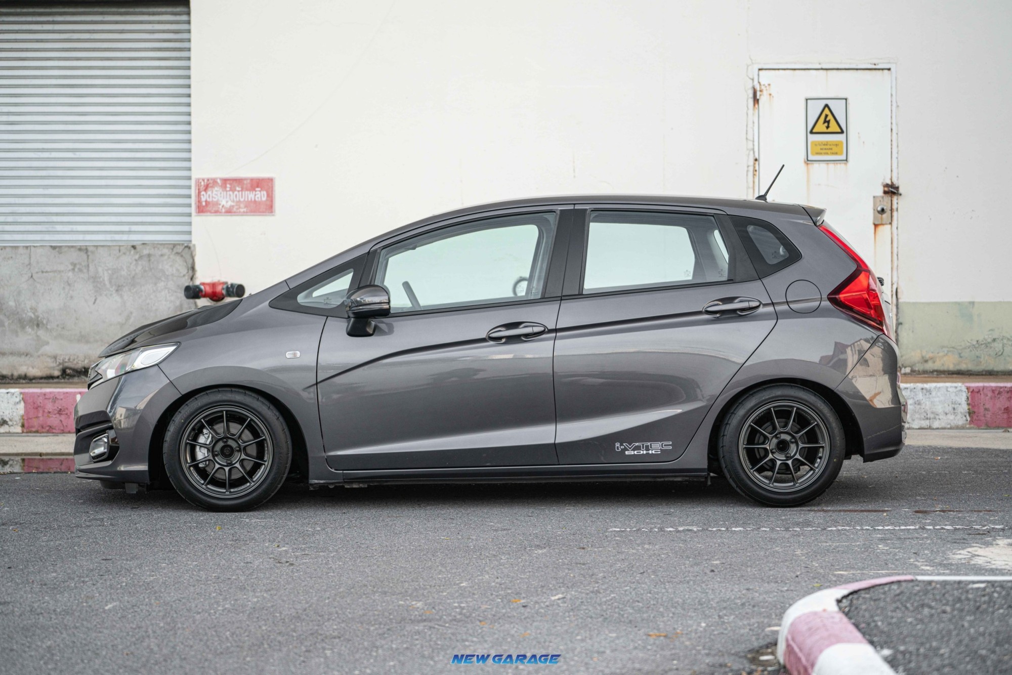 2019 Honda Jazz GK สีเทา (รูปที่ 11)