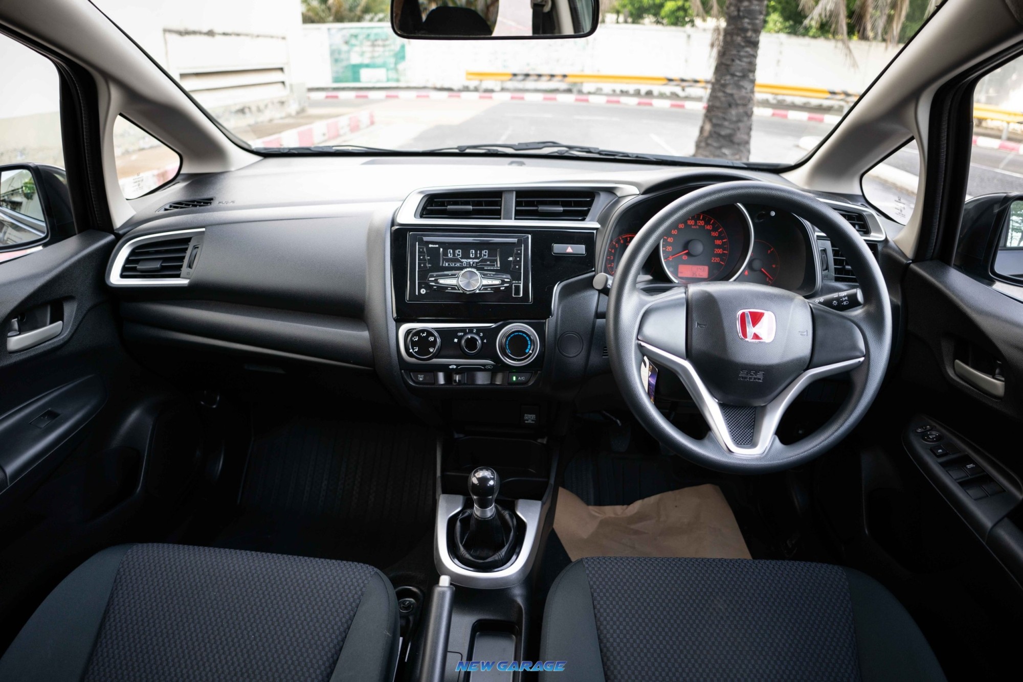 2019 Honda Jazz GK สีเทา (รูปที่ 17)