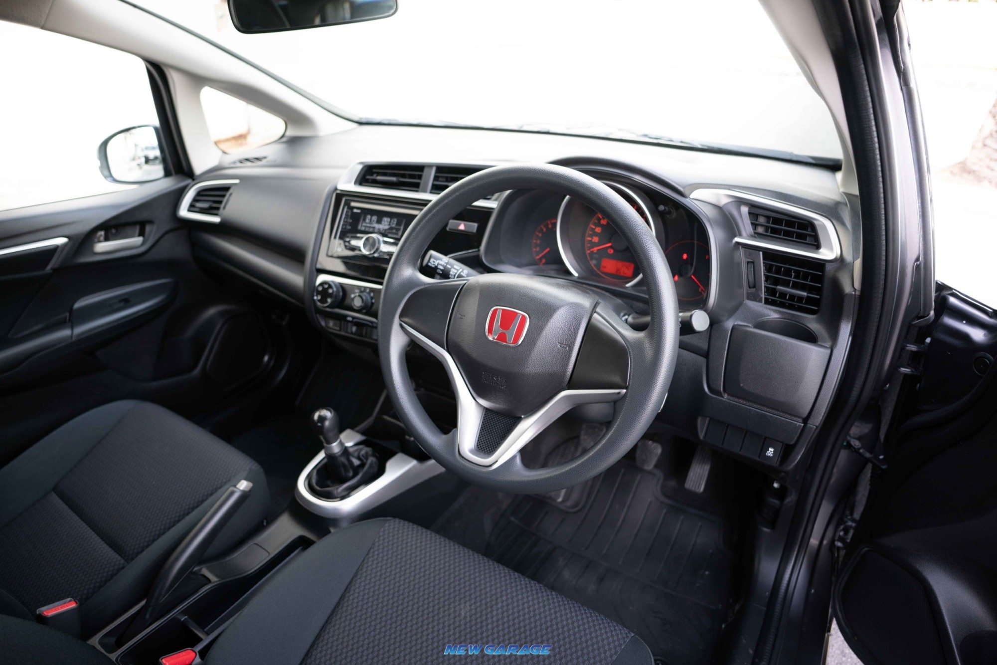 2019 Honda Jazz GK สีเทา (รูปที่ 15)