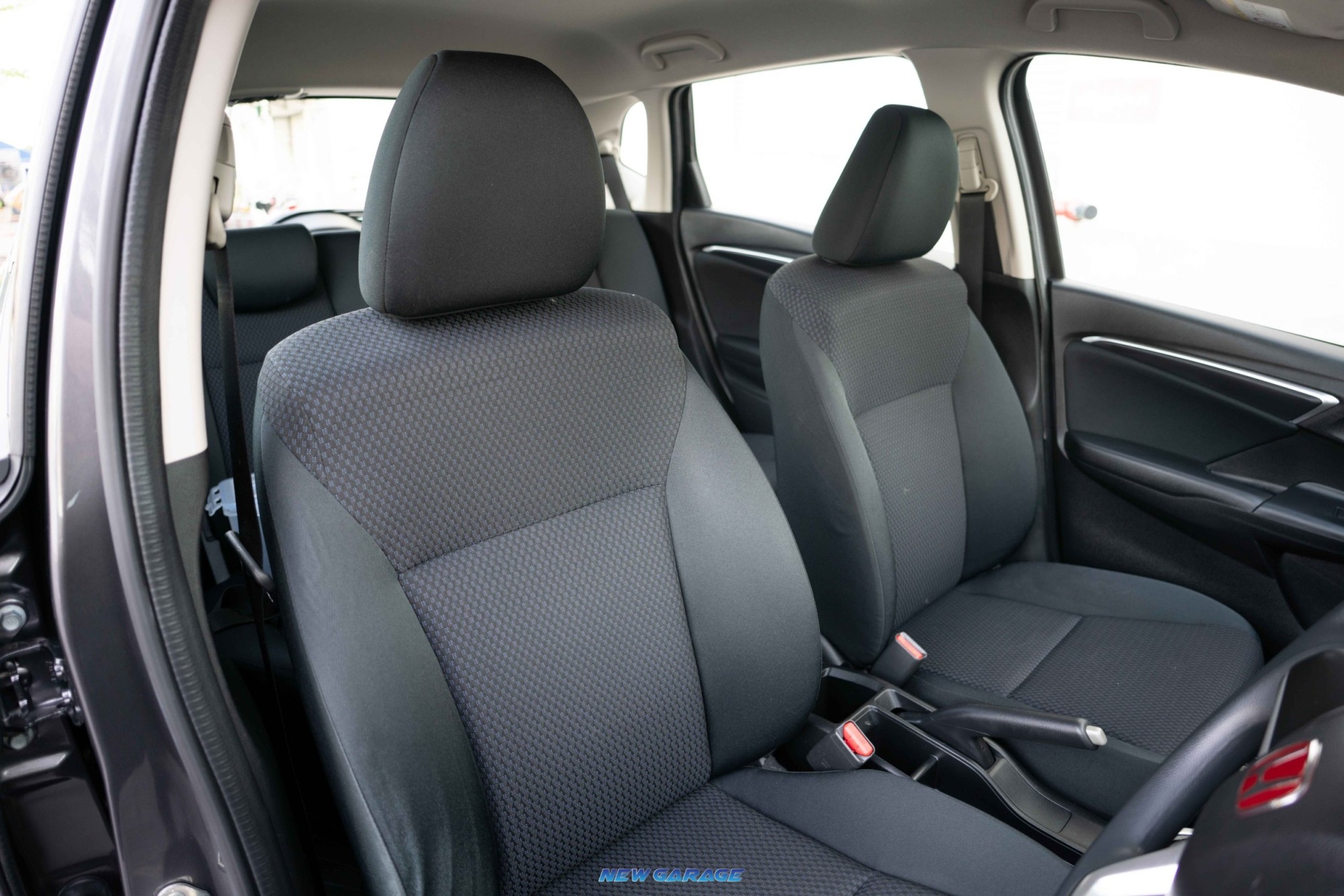 2019 Honda Jazz GK สีเทา (รูปที่ 18)