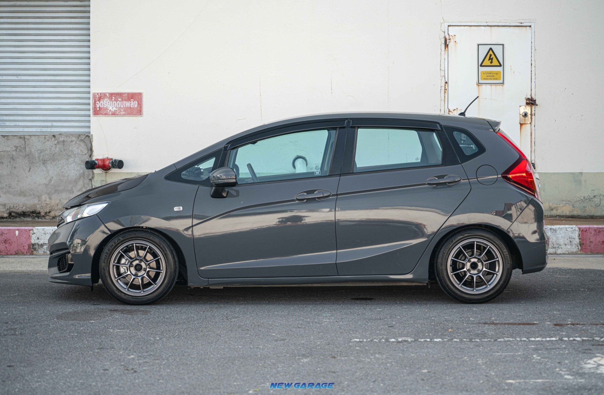 2015 Honda Jazz GK สีเทา (รูปที่ 5)