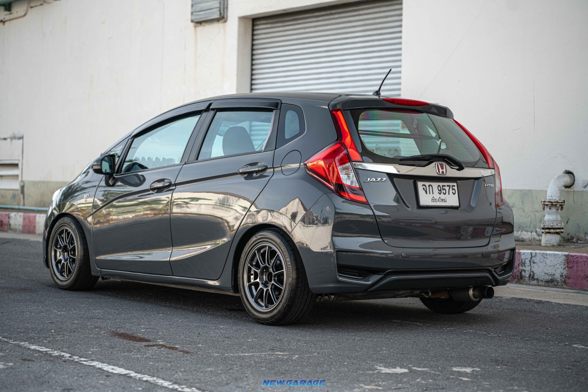 2015 Honda Jazz GK สีเทา (รูปที่ 2)