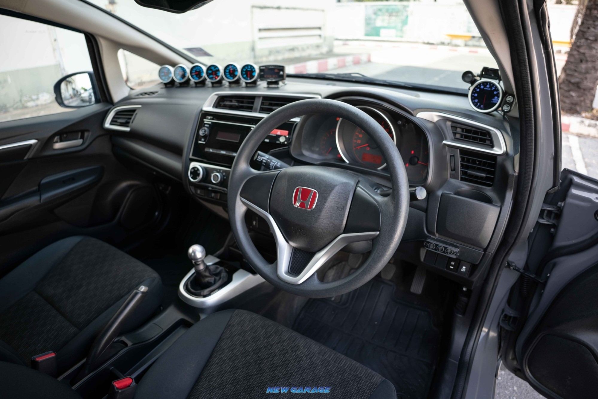 2015 Honda Jazz GK สีเทา (รูปที่ 14)
