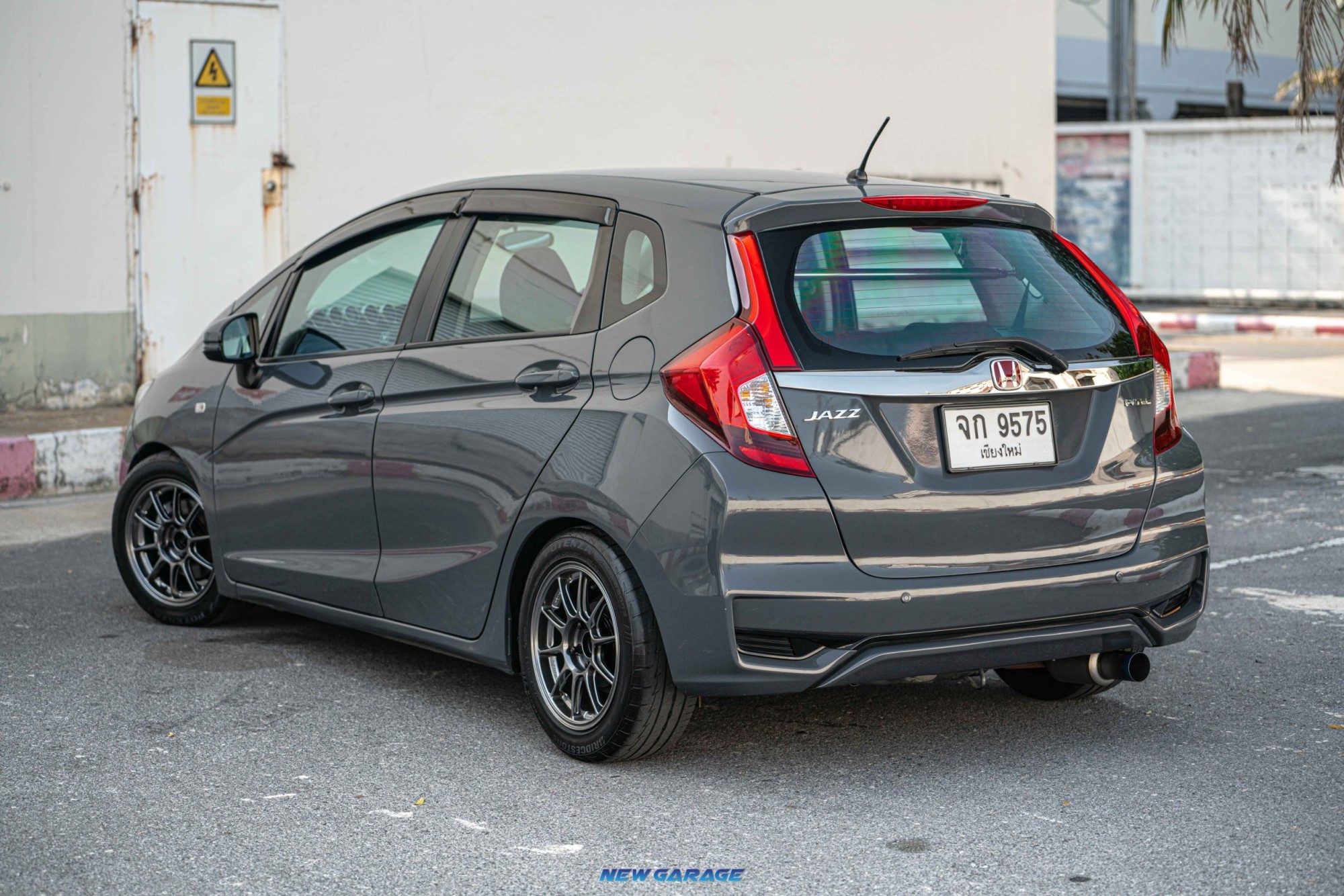 2015 Honda Jazz GK สีเทา (รูปที่ 4)