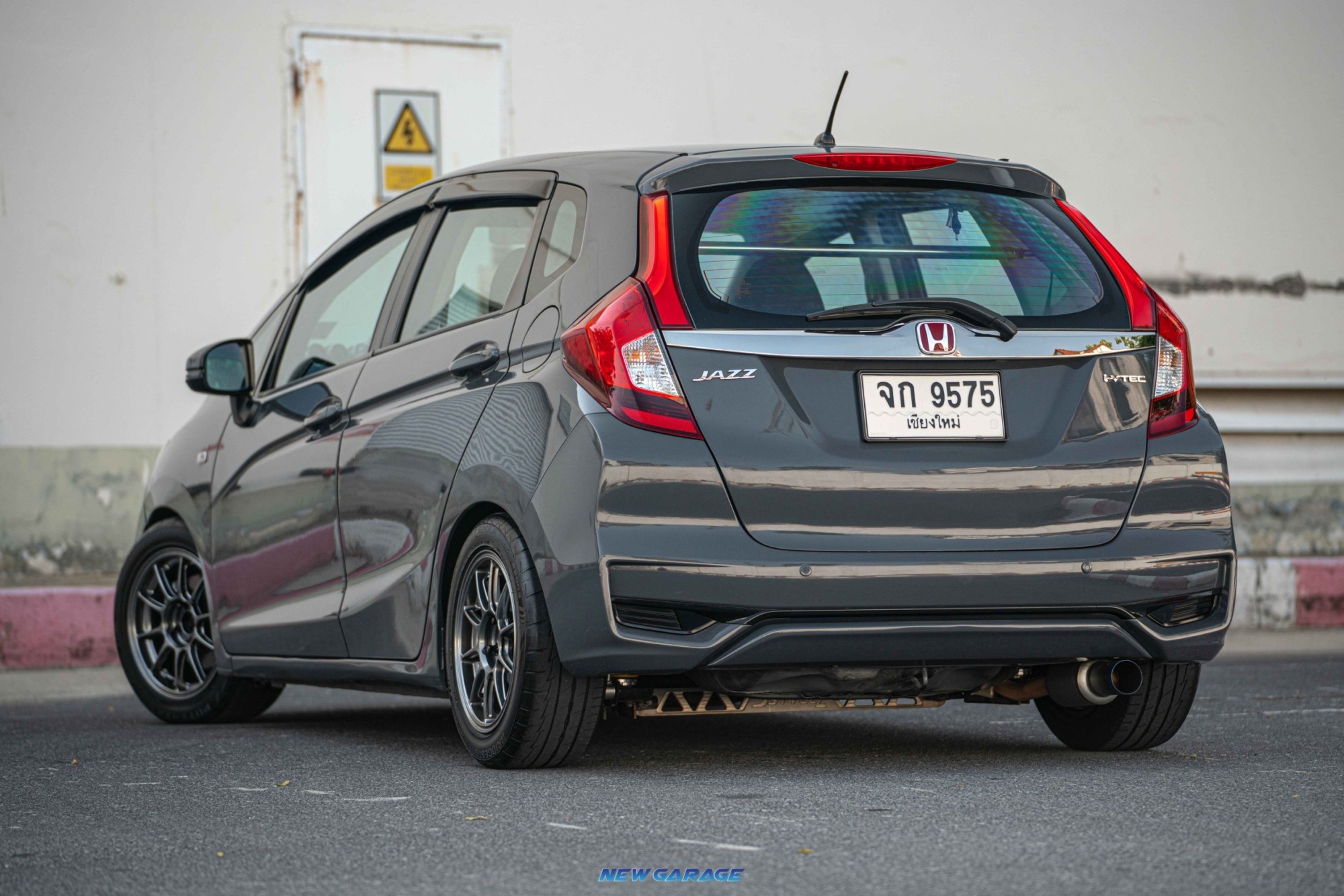 2015 Honda Jazz GK สีเทา (รูปที่ 6)