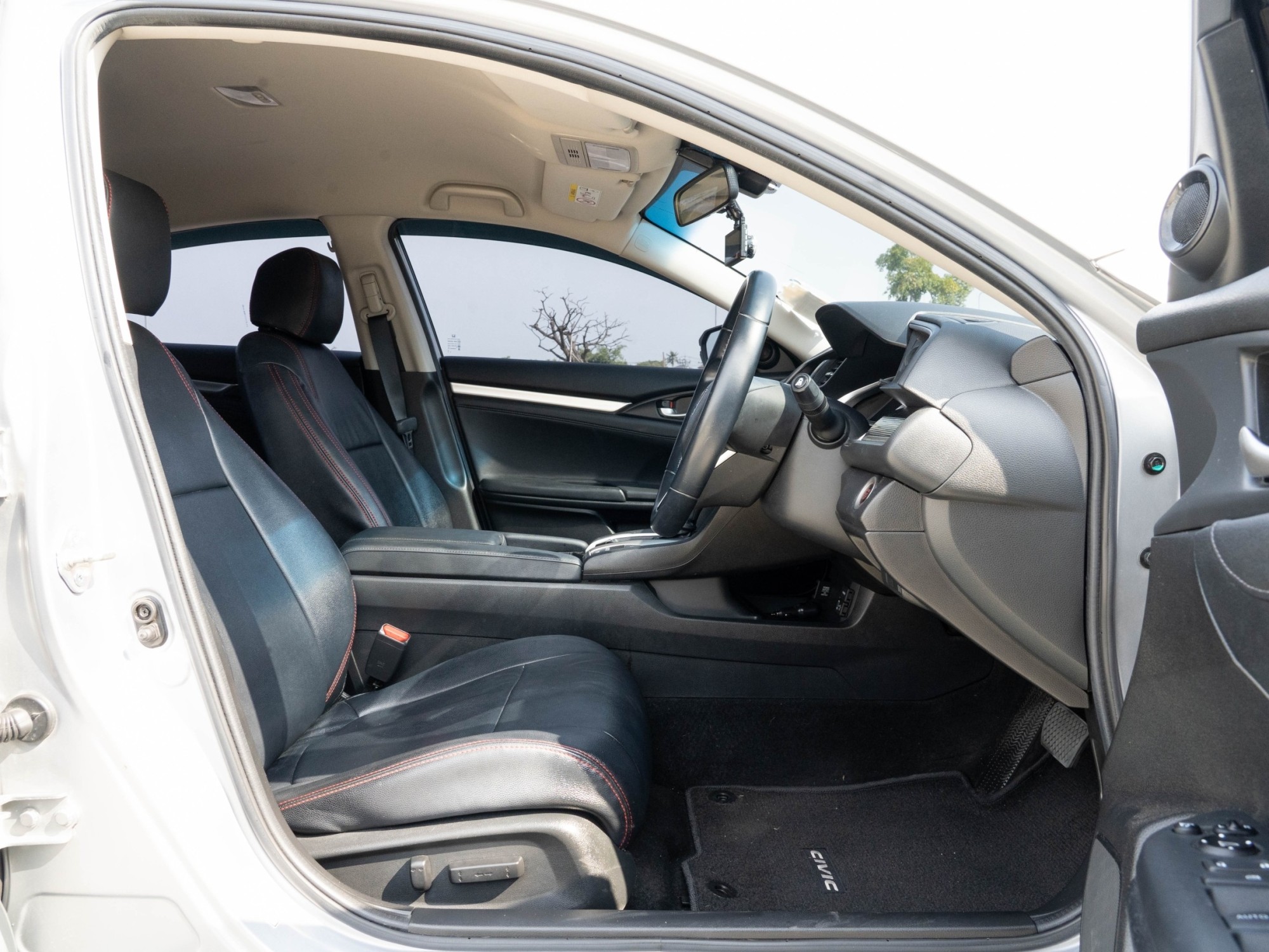 2019 Honda Civic Sedan สีเงิน (รูปที่ 7)