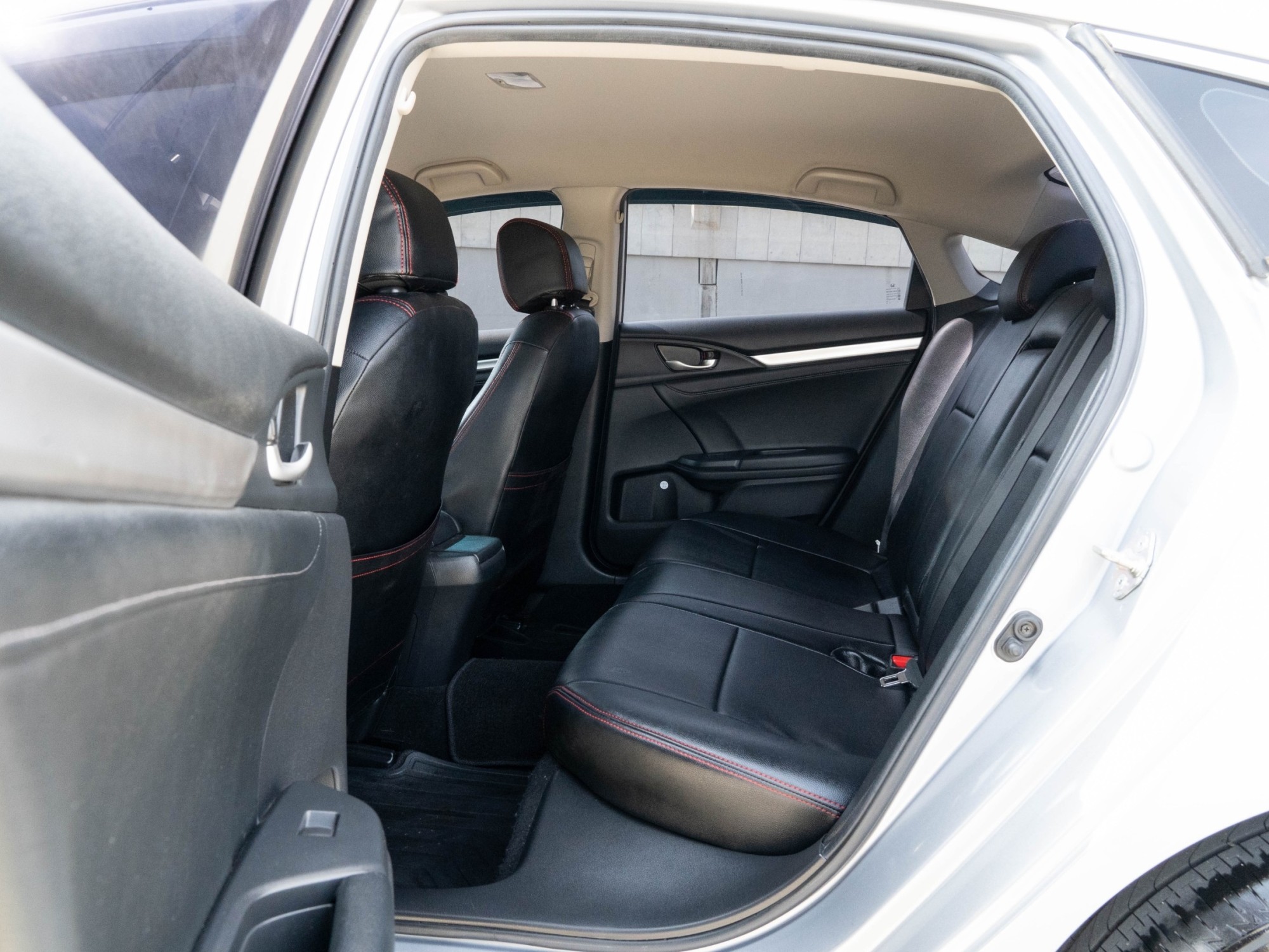 2019 Honda Civic Sedan สีเงิน (รูปที่ 2)