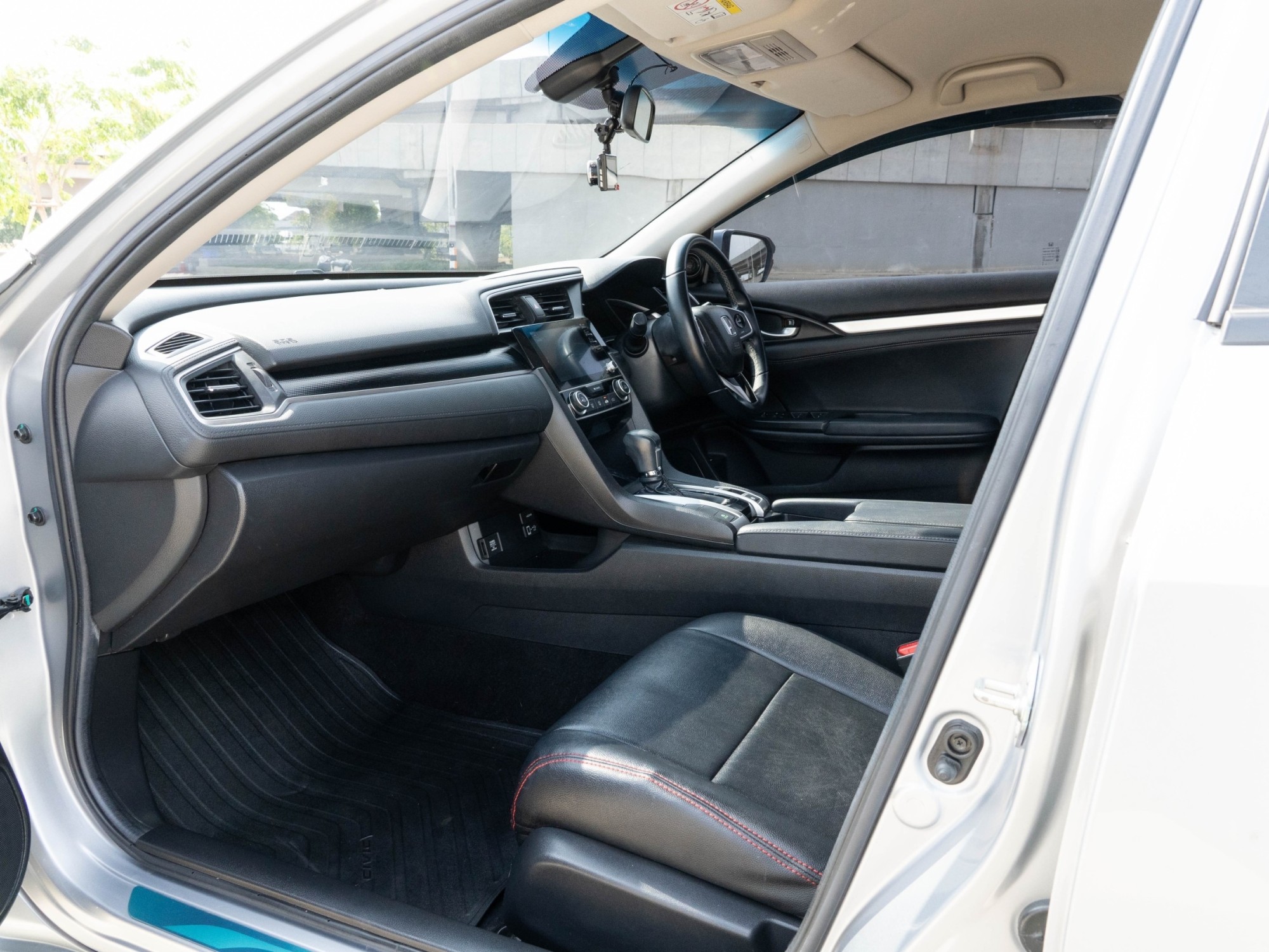 2019 Honda Civic Sedan สีเงิน (รูปที่ 6)
