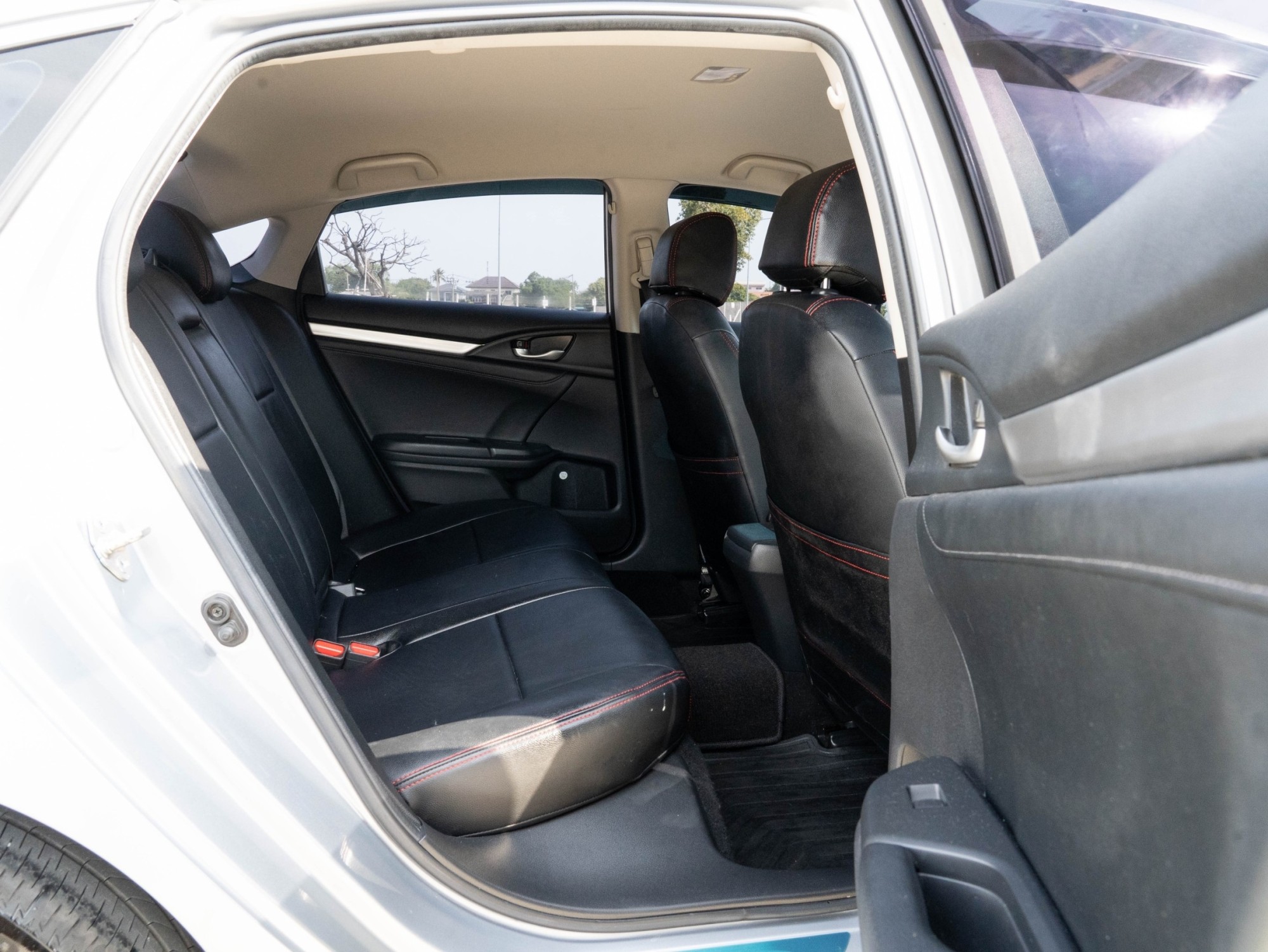2019 Honda Civic Sedan สีเงิน (รูปที่ 4)