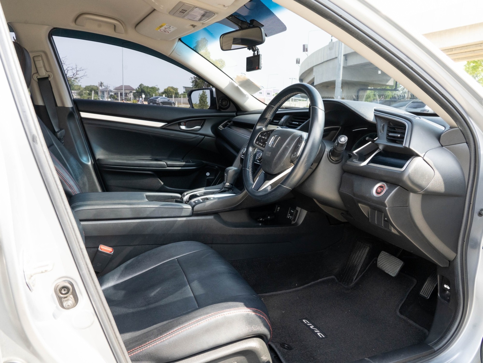 2019 Honda Civic Sedan สีเงิน (รูปที่ 8)