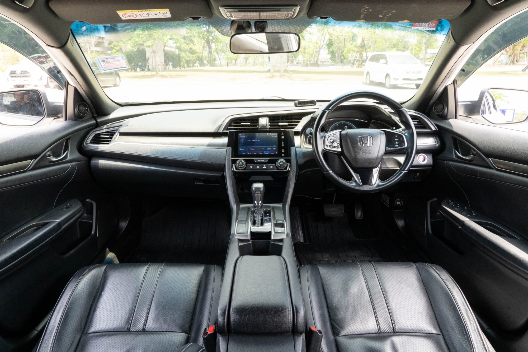 2018 Honda Civic Hatchback สีขาว (รูปที่ 3)