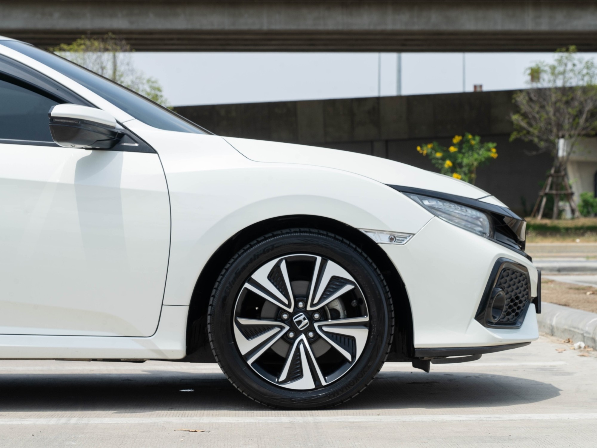 2018 Honda Civic Hatchback สีขาว (รูปที่ 10)