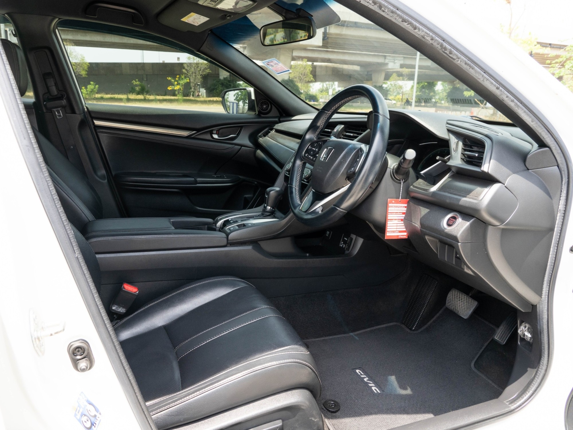 2018 Honda Civic Hatchback สีขาว (รูปที่ 7)
