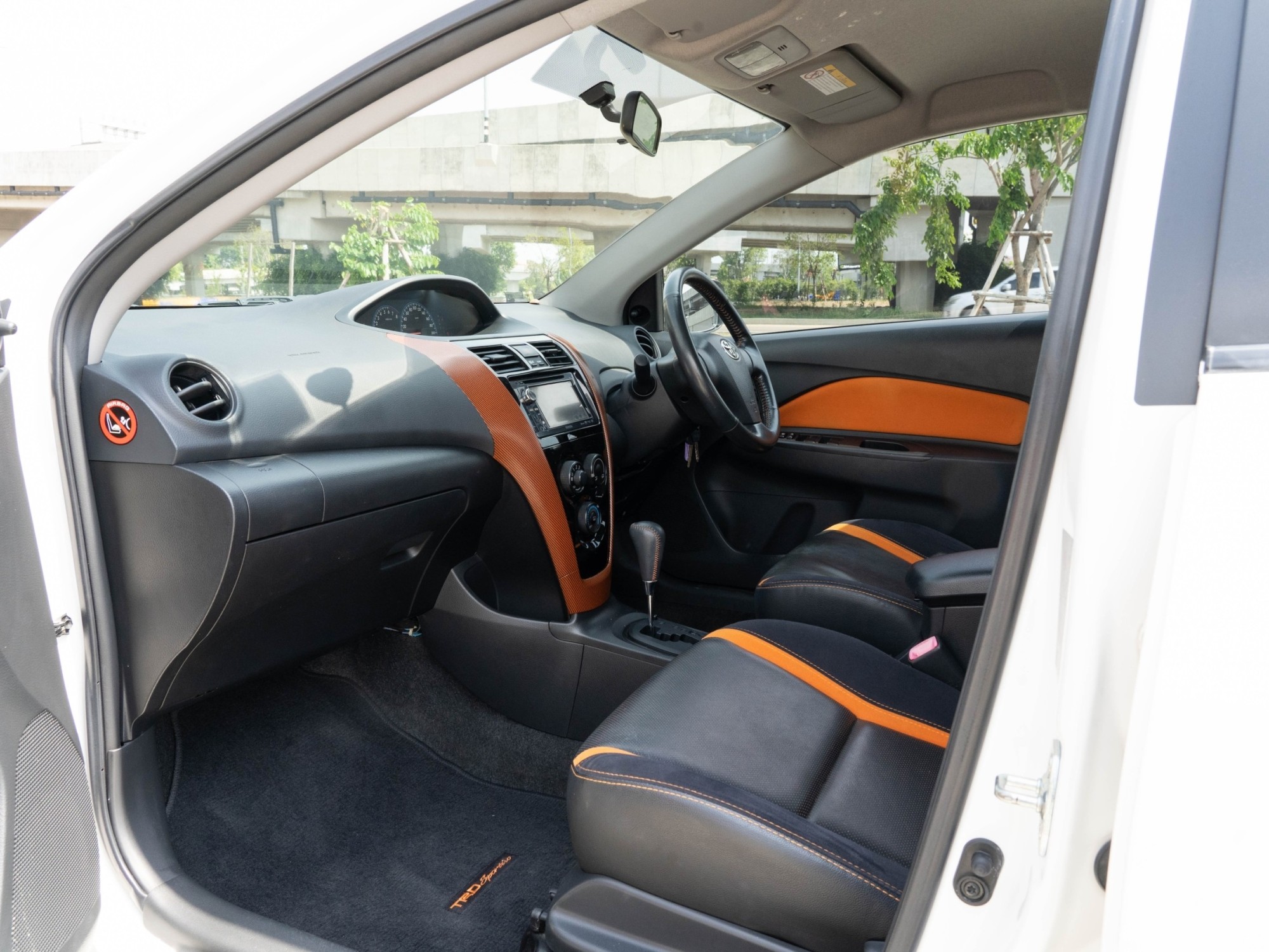 2012 Toyota Vios สีขาว (รูปที่ 8)