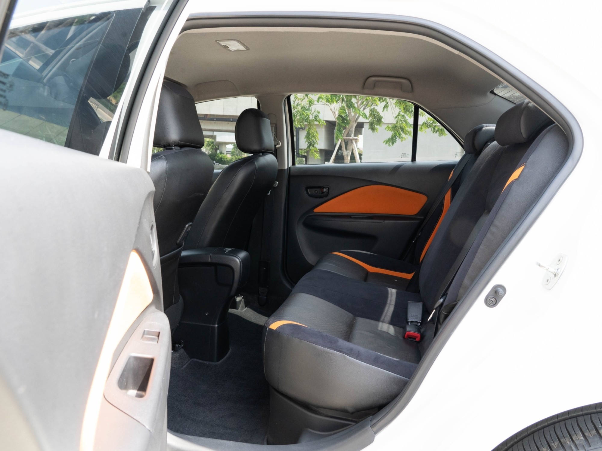2012 Toyota Vios สีขาว (รูปที่ 4)
