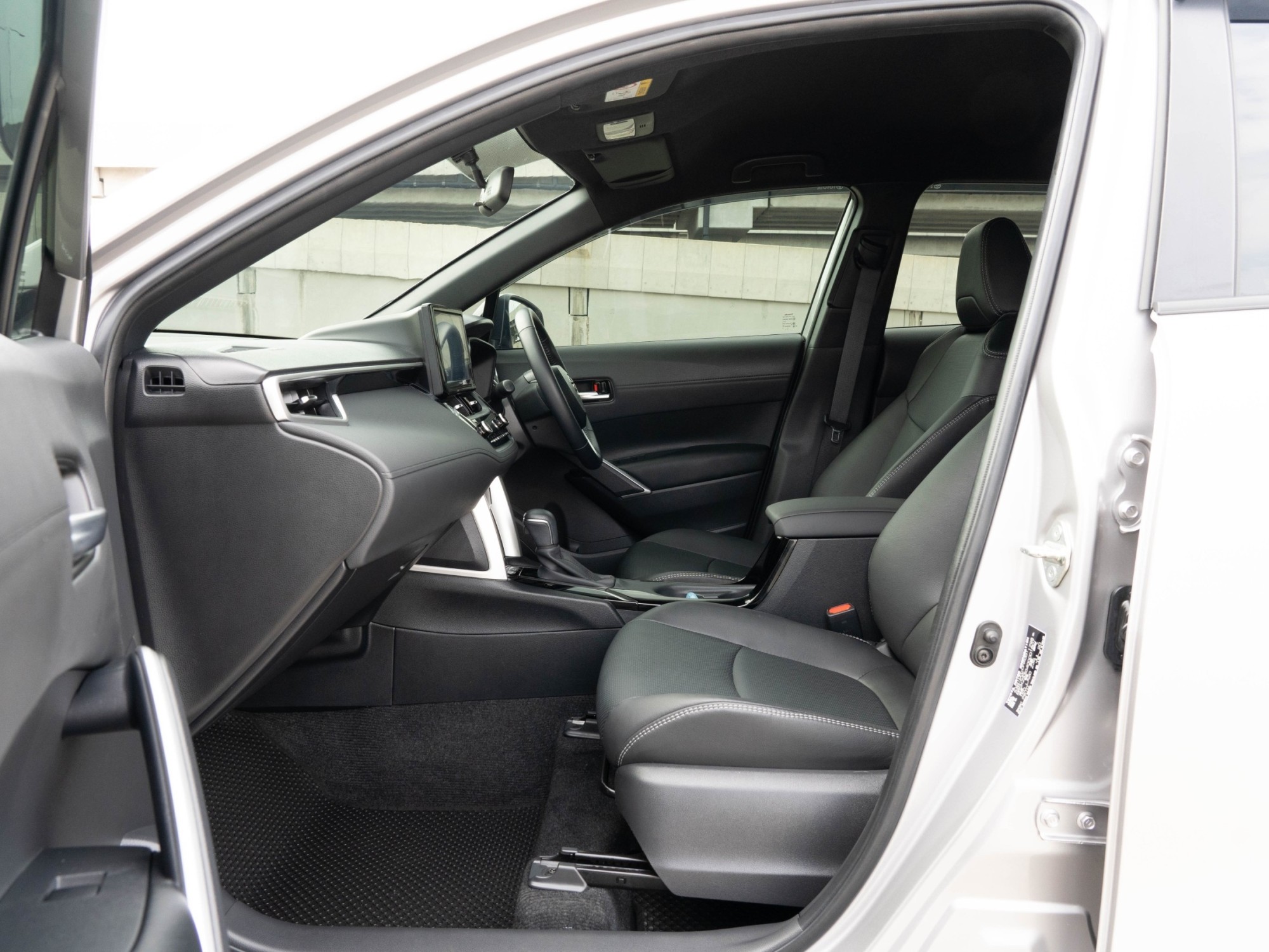 2020 Toyota Corolla Cross สีเงิน (รูปที่ 6)