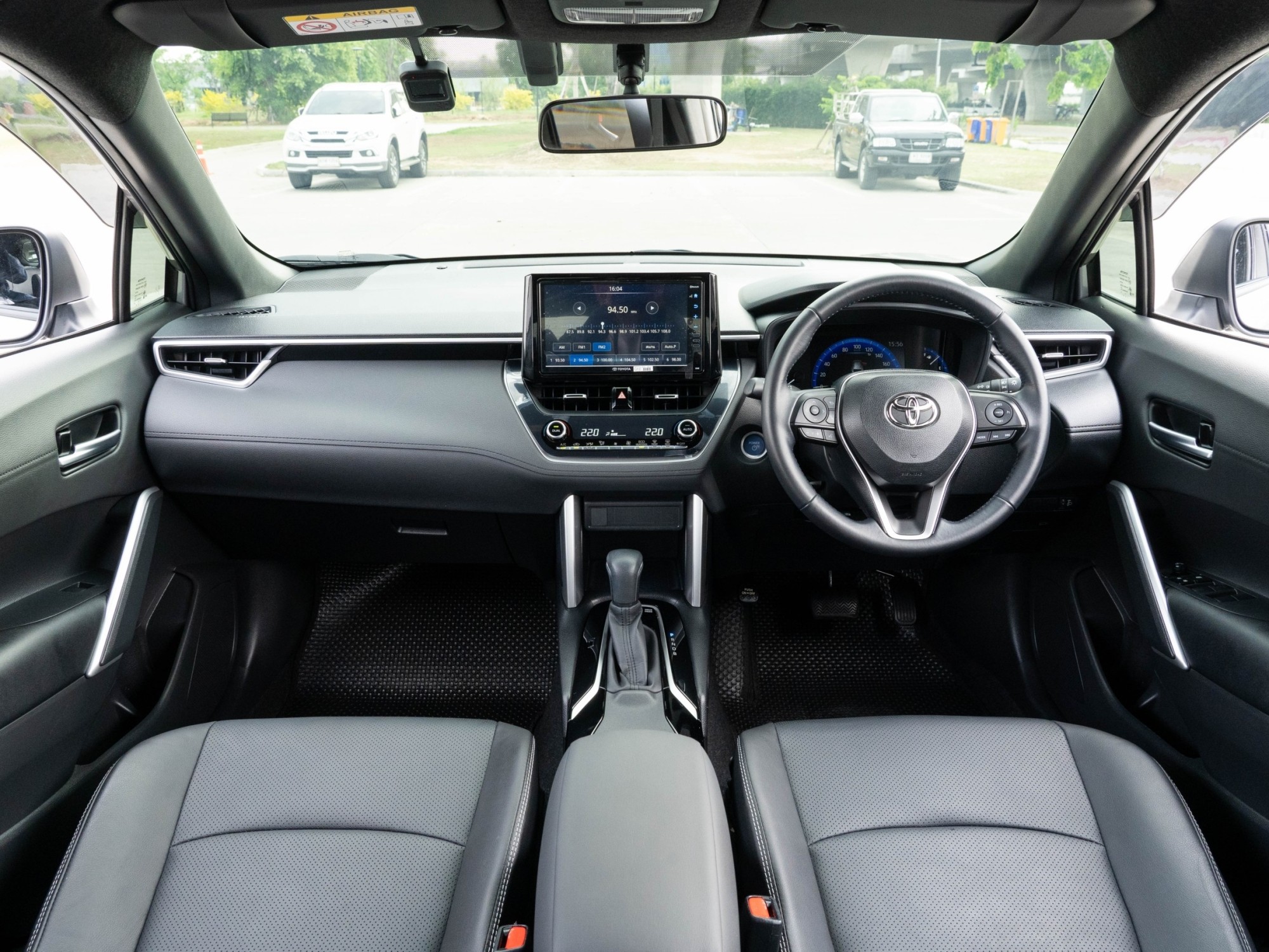 2020 Toyota Corolla Cross สีเงิน (รูปที่ 2)