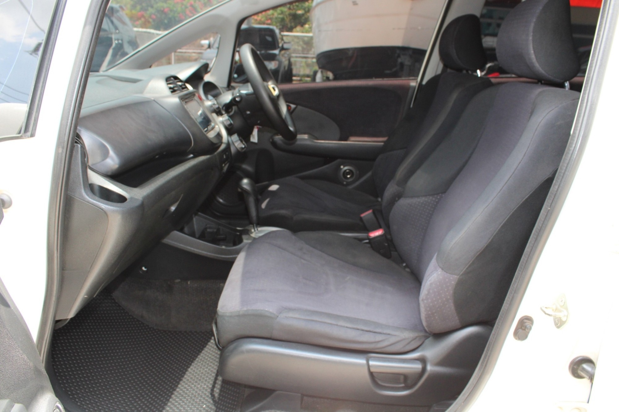 ฟรีดาวน์ ออกรถ0บาท 2009 Honda Jazz 1.5 S i-VTEC A/T สีขาว (รูปที่ 9)