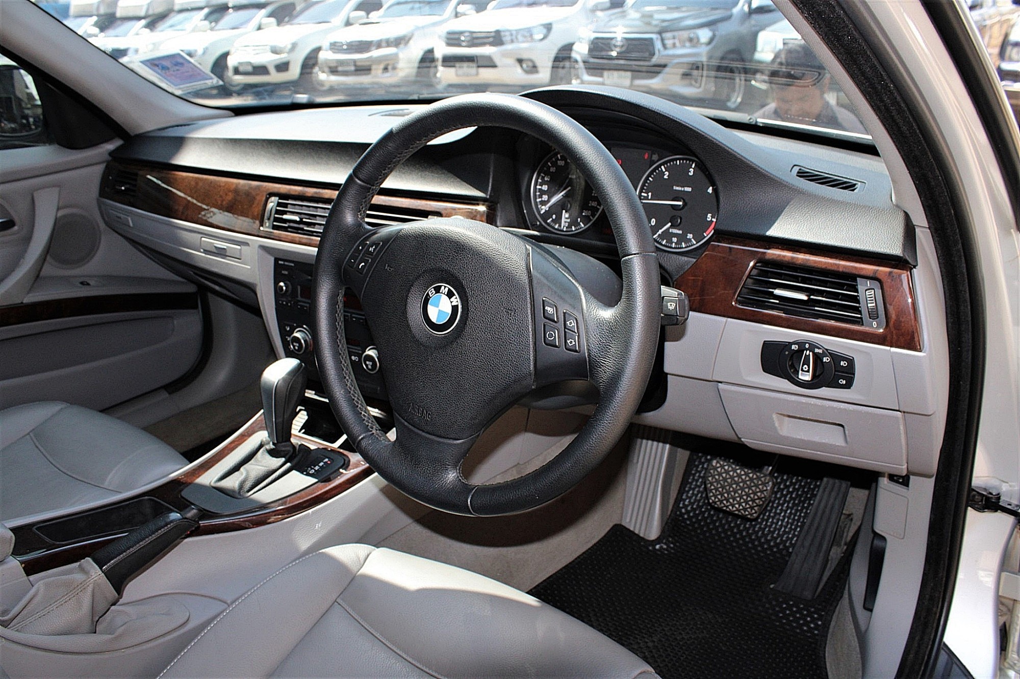 2010 BMW 320d 2.0 E90 SE Sedan AT สีเงิน เกียร์ออโต้ เครื่องดีเซล บอดี้สวย ไม่มีอุบัติเหตุ จัดได้ท่วม (รูปที่ 3)