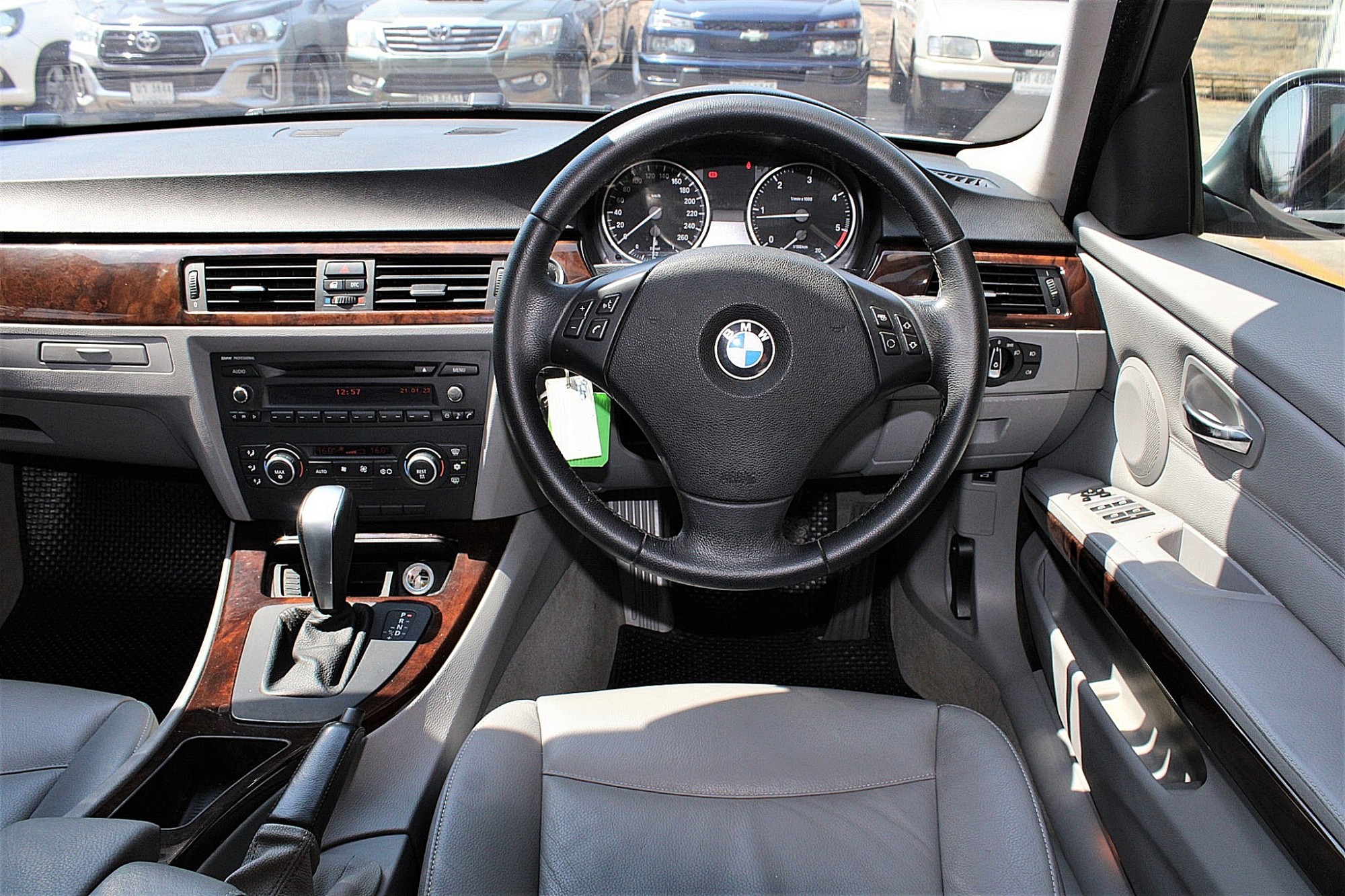 2010 BMW 320d 2.0 E90 SE Sedan AT สีเงิน เกียร์ออโต้ เครื่องดีเซล บอดี้สวย ไม่มีอุบัติเหตุ จัดได้ท่วม (รูปที่ 9)