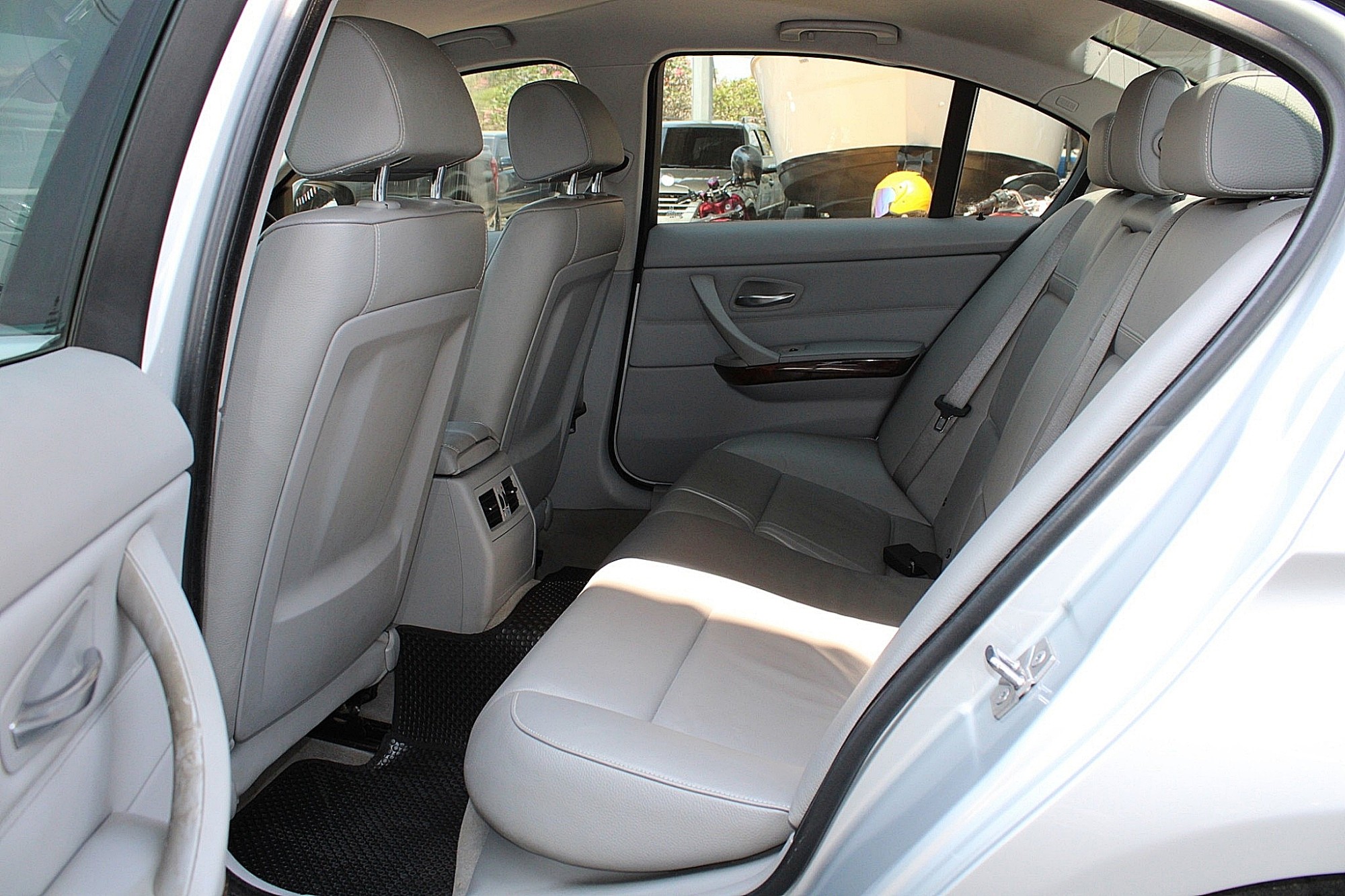 2010 BMW 320d 2.0 E90 SE Sedan AT สีเงิน เกียร์ออโต้ เครื่องดีเซล บอดี้สวย ไม่มีอุบัติเหตุ จัดได้ท่วม (รูปที่ 8)