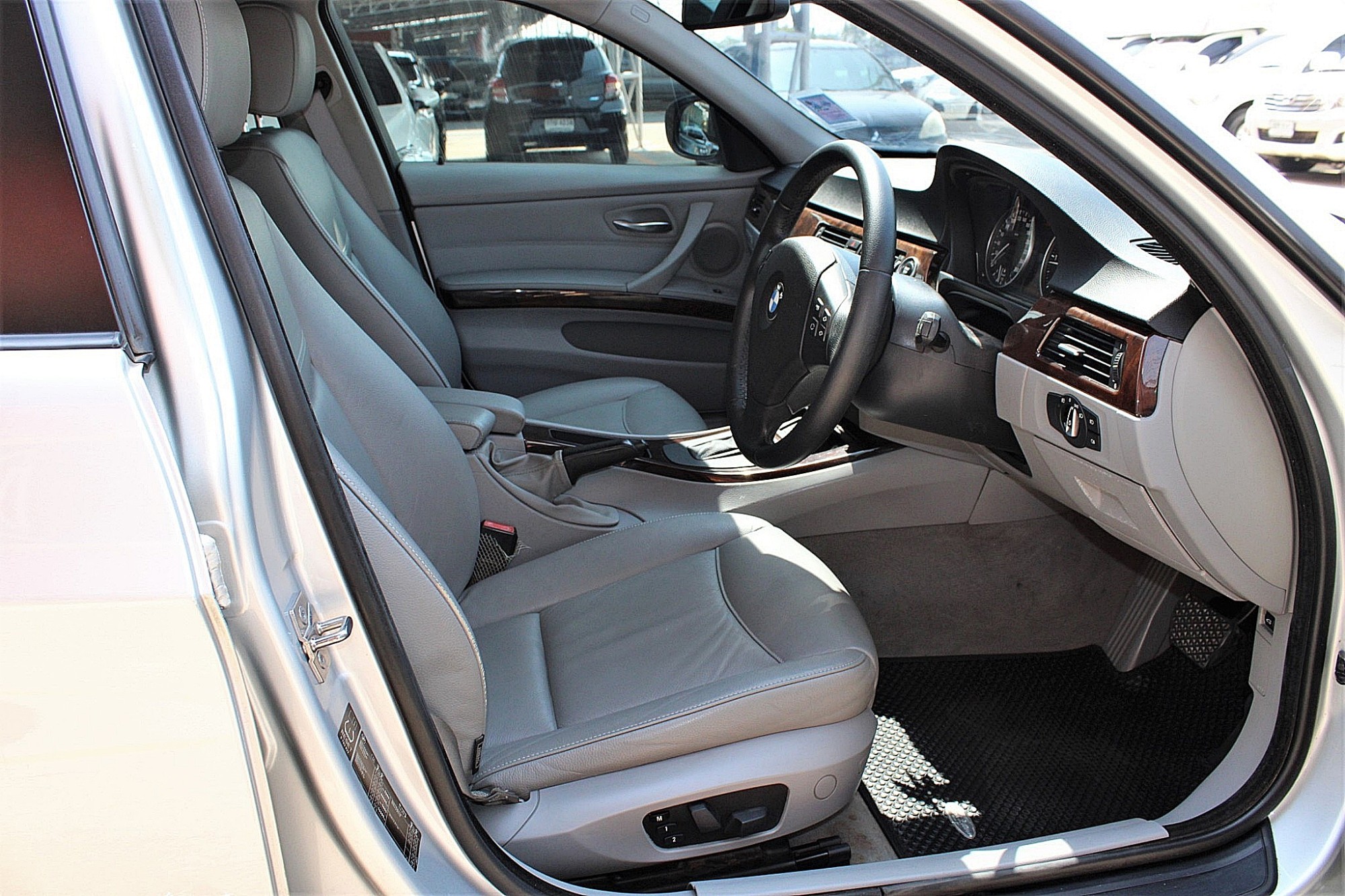 2010 BMW 320d 2.0 E90 SE Sedan AT สีเงิน เกียร์ออโต้ เครื่องดีเซล บอดี้สวย ไม่มีอุบัติเหตุ จัดได้ท่วม (รูปที่ 6)