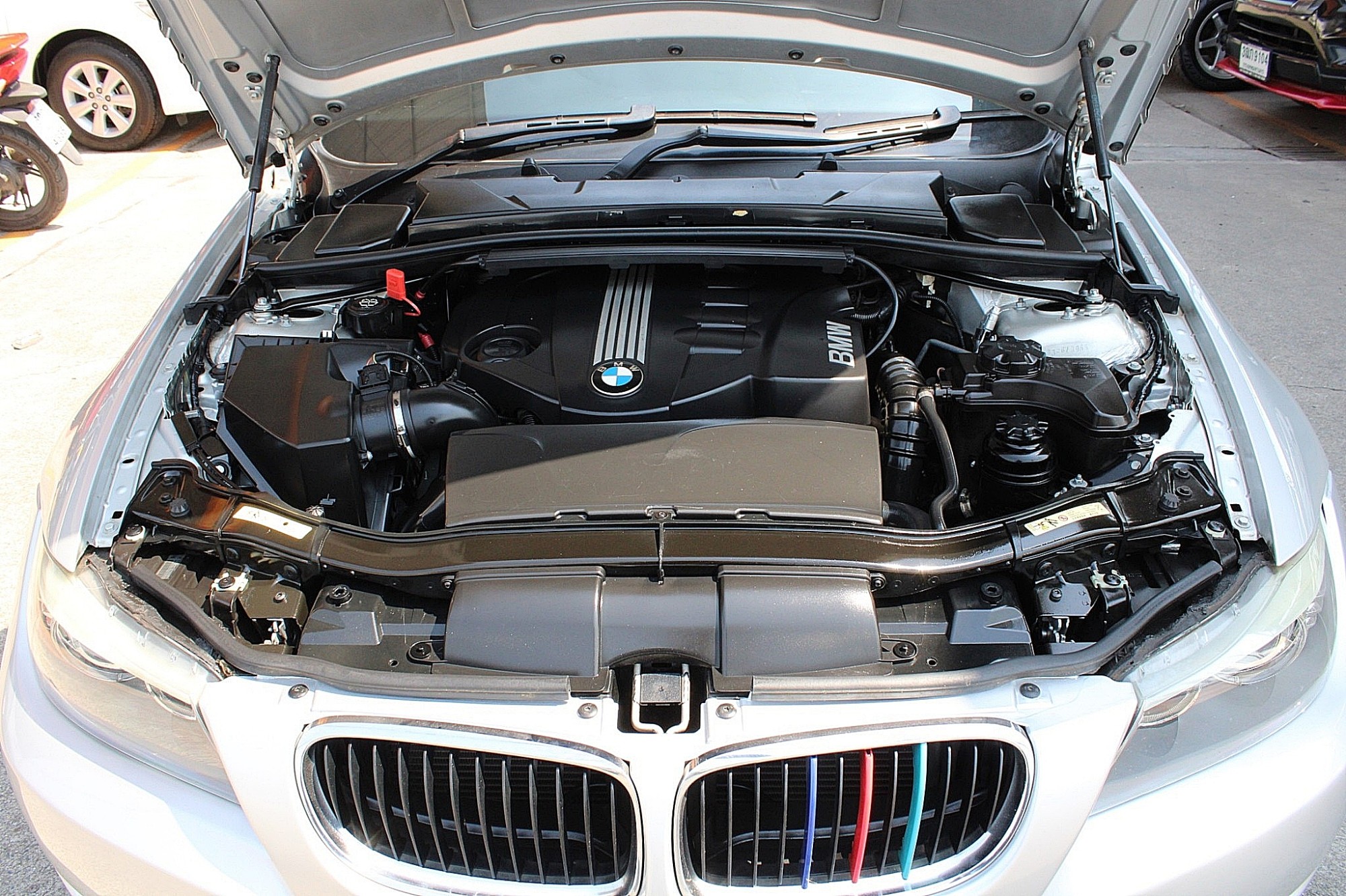 2010 BMW 320d 2.0 E90 SE Sedan AT สีเงิน เกียร์ออโต้ เครื่องดีเซล บอดี้สวย ไม่มีอุบัติเหตุ จัดได้ท่วม (รูปที่ 2)
