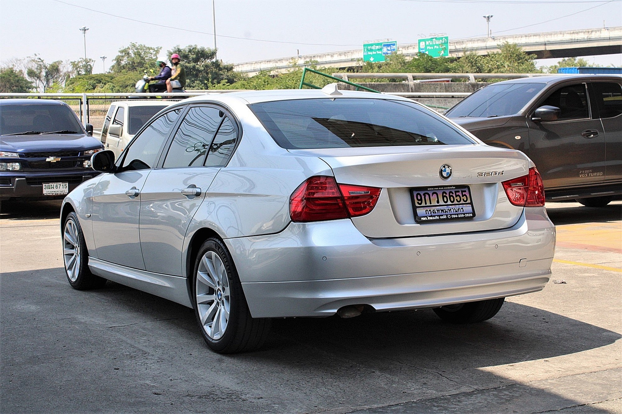 2010 BMW 320d 2.0 E90 SE Sedan AT สีเงิน เกียร์ออโต้ เครื่องดีเซล บอดี้สวย ไม่มีอุบัติเหตุ จัดได้ท่วม (รูปที่ 7)